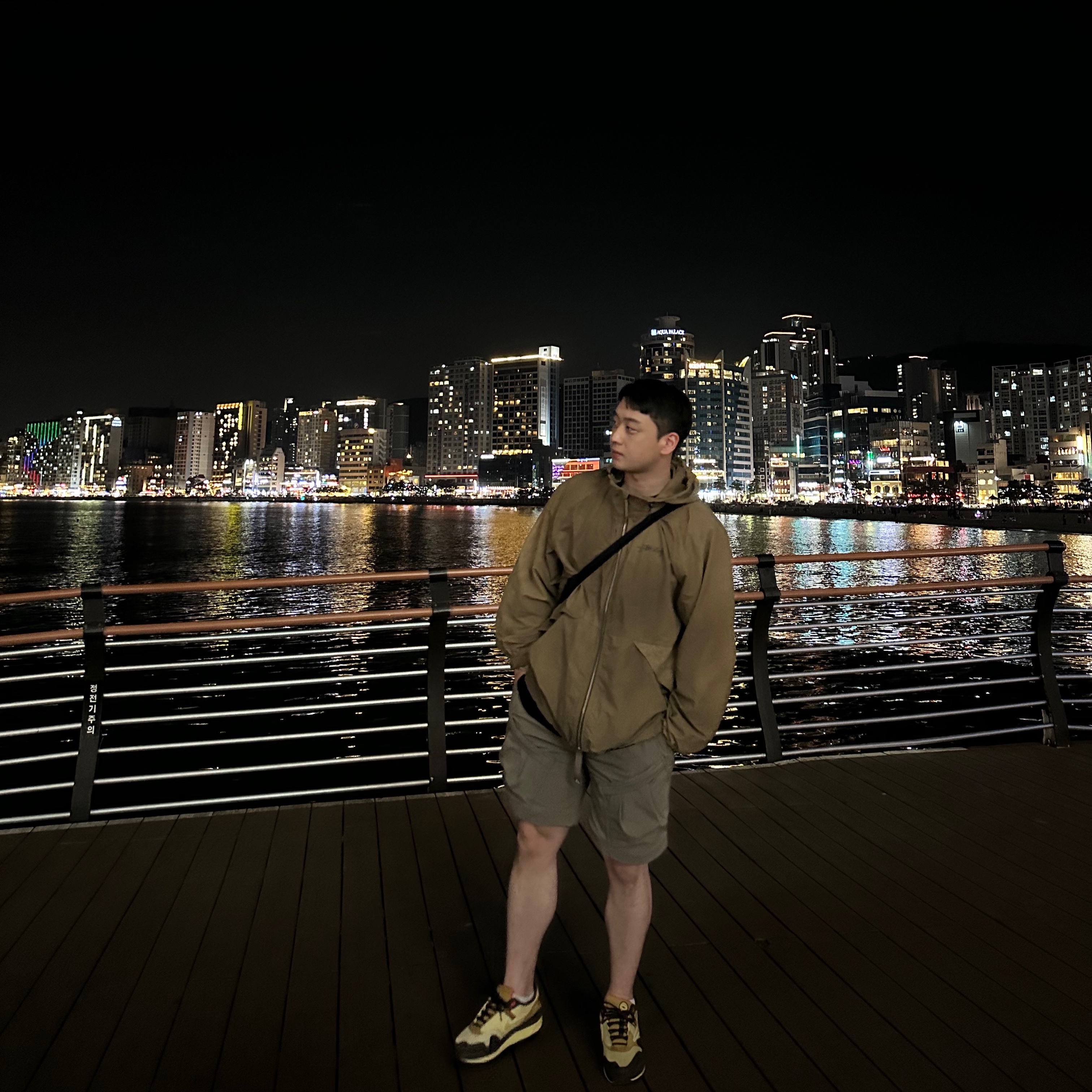 Stussy Wave Dye Beach Shell Jacket Brown, Nike ACG Smith Summit Cargo Pants Olive Grey - Asia 착용 스타일