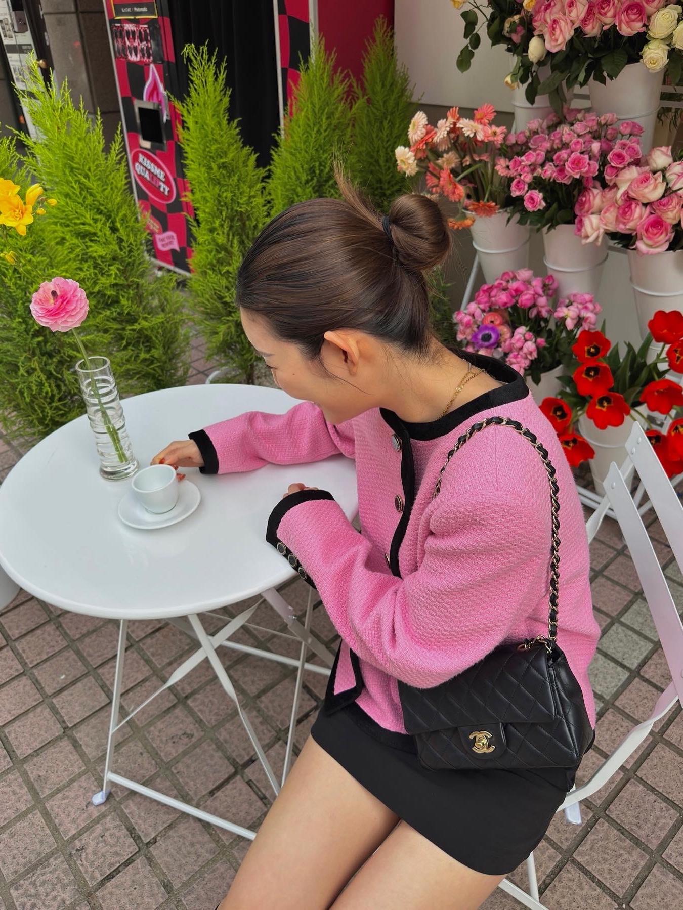 Chanel Mini Flap Bag Lambskin & Gold Black 착용 스타일 - 5
