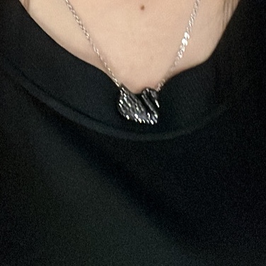 (W) Swarovski Iconic Swan Pendant Medium Black Rhodium Plated 착용 스타일