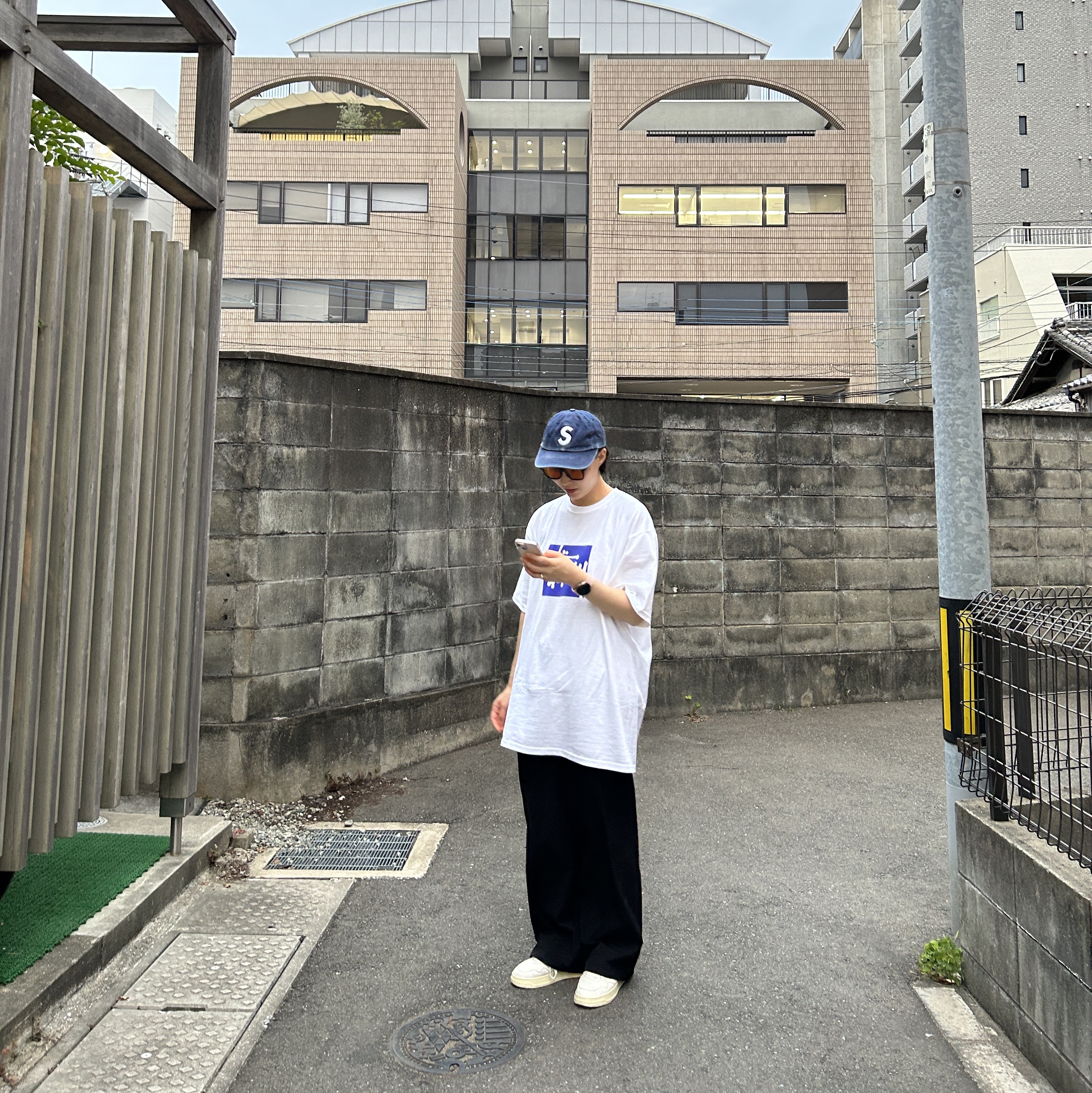 Supreme Kevlar Denim S Logo 6-Panel Indigo - 22SS, Stussy Stock Box T-Shirt White 착용 스타일 - 2