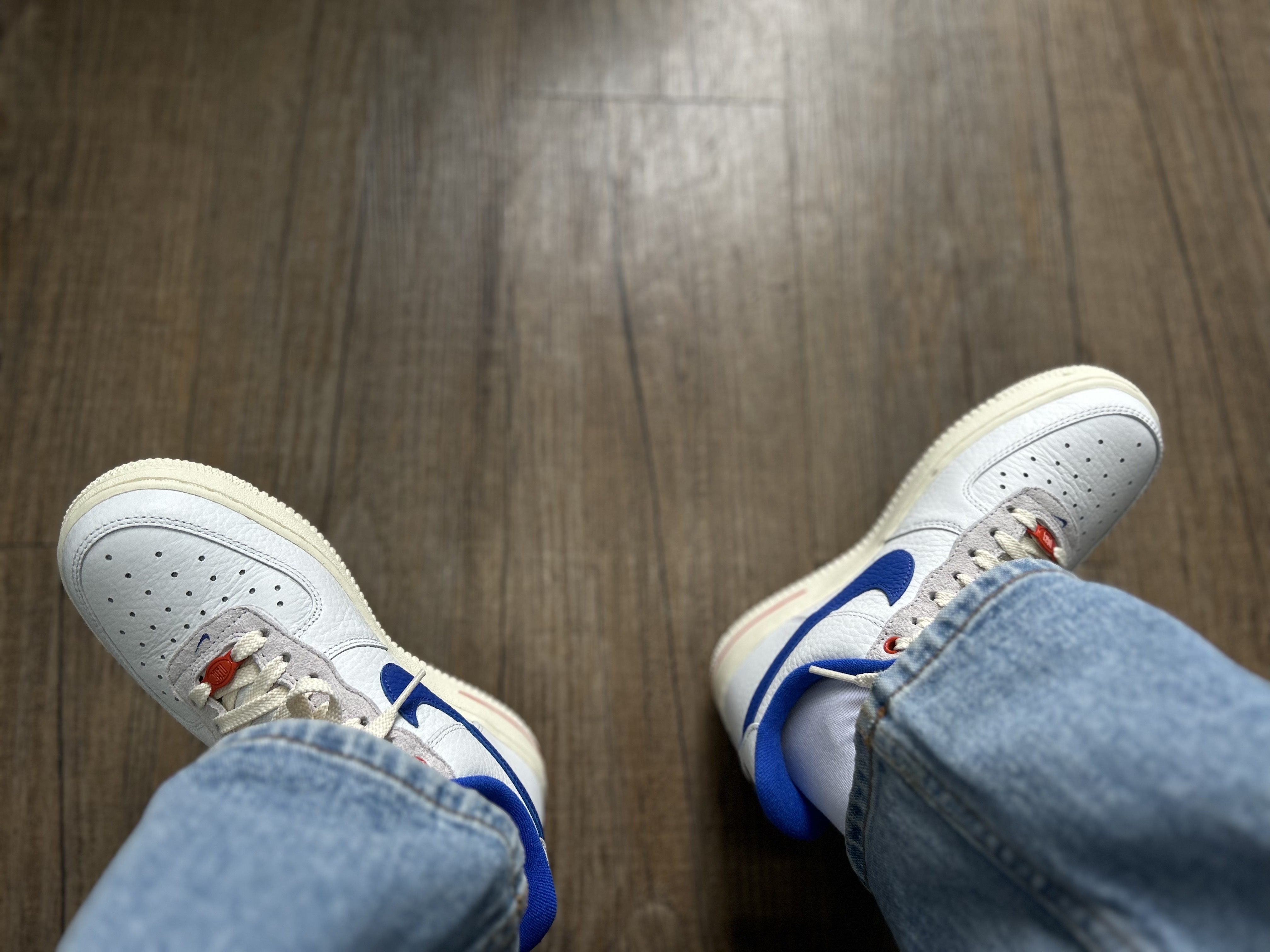 (W) Nike Air Force 1 '07 LX University Blue and Summit White 착용 스타일