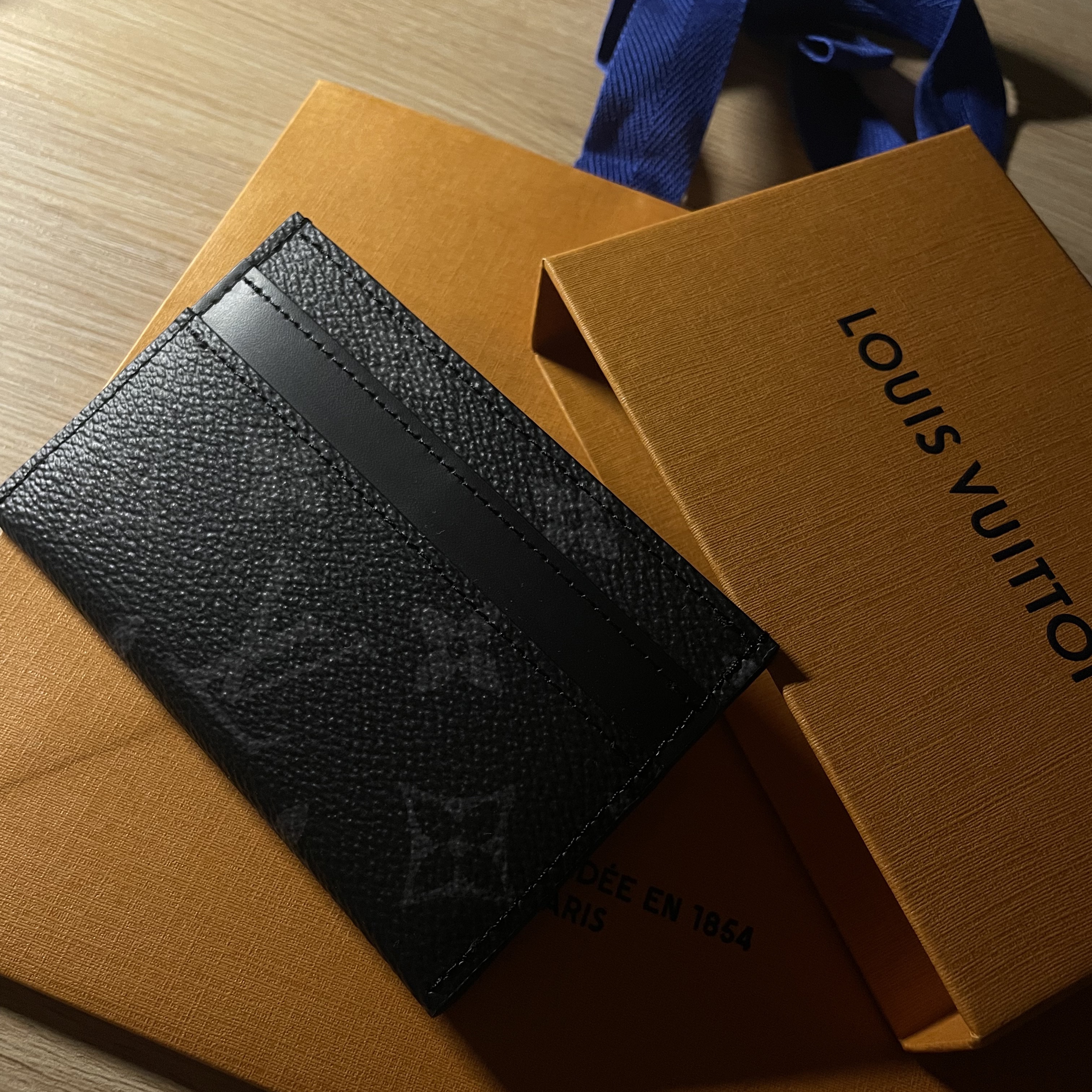 Louis Vuitton Double Card Holder Monogram Eclipse 착용 스타일