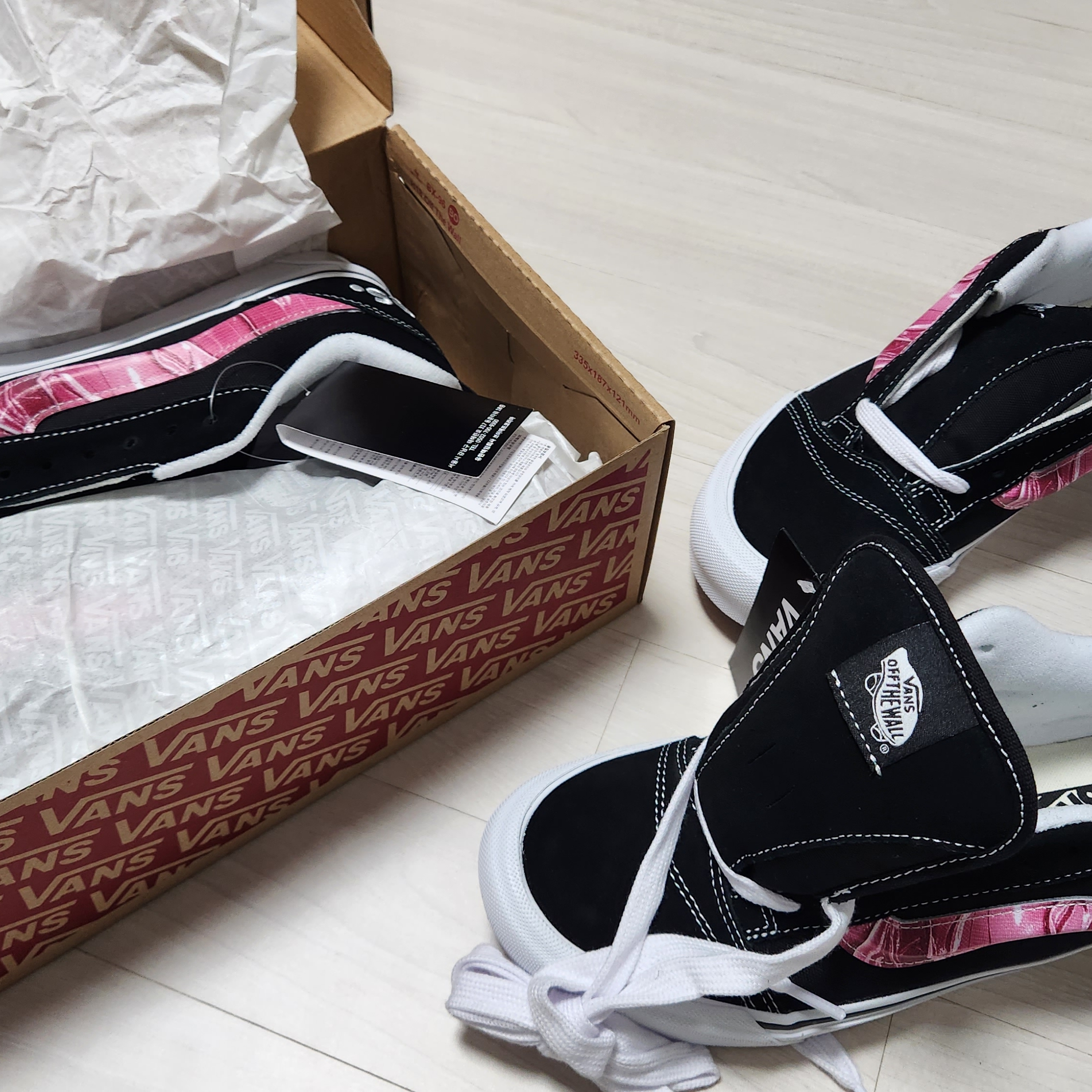 Vans x Peaches. Knu-Skool Black Pink 착용 스타일
