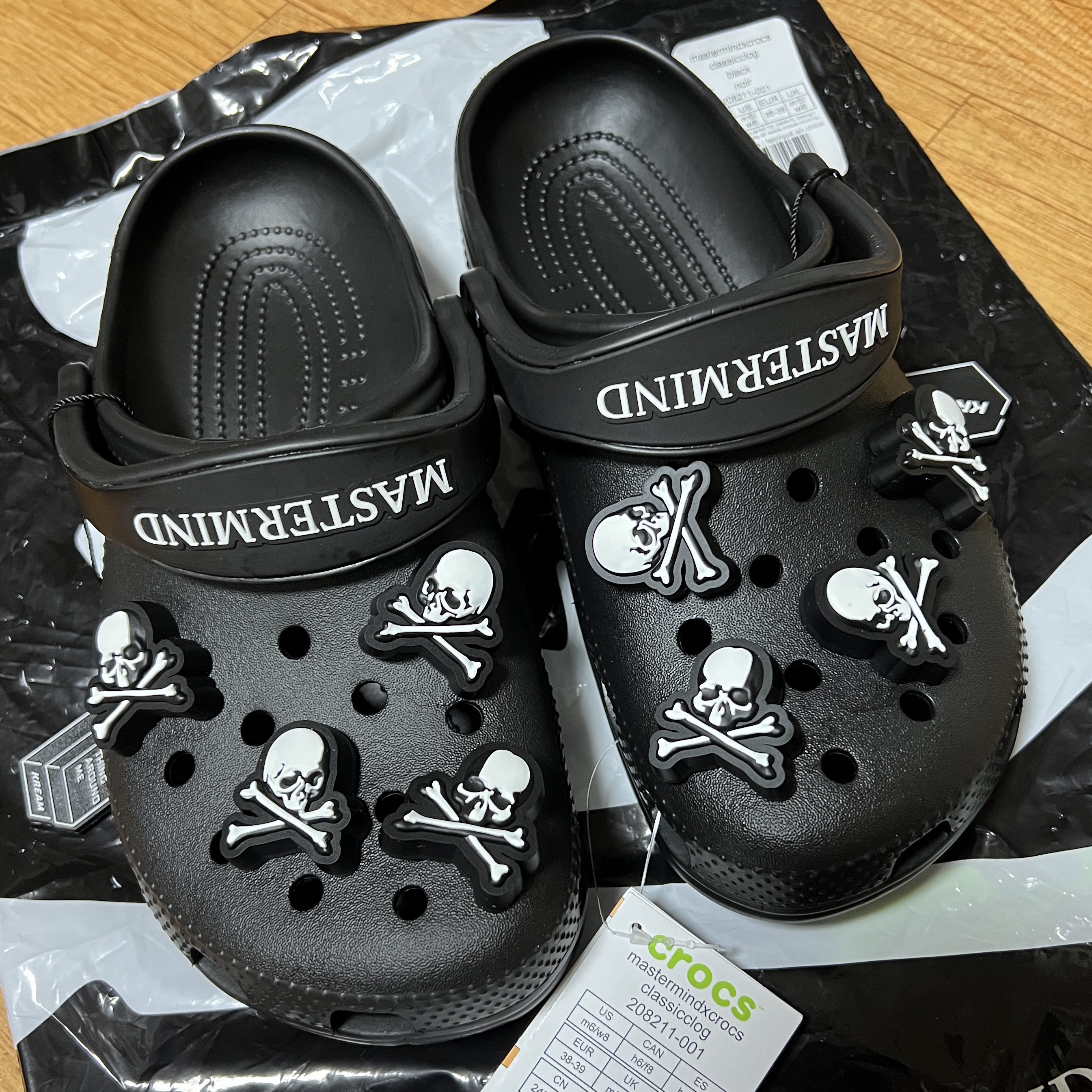 Crocs x Mastermind Classic Clog Black 착용 스타일
