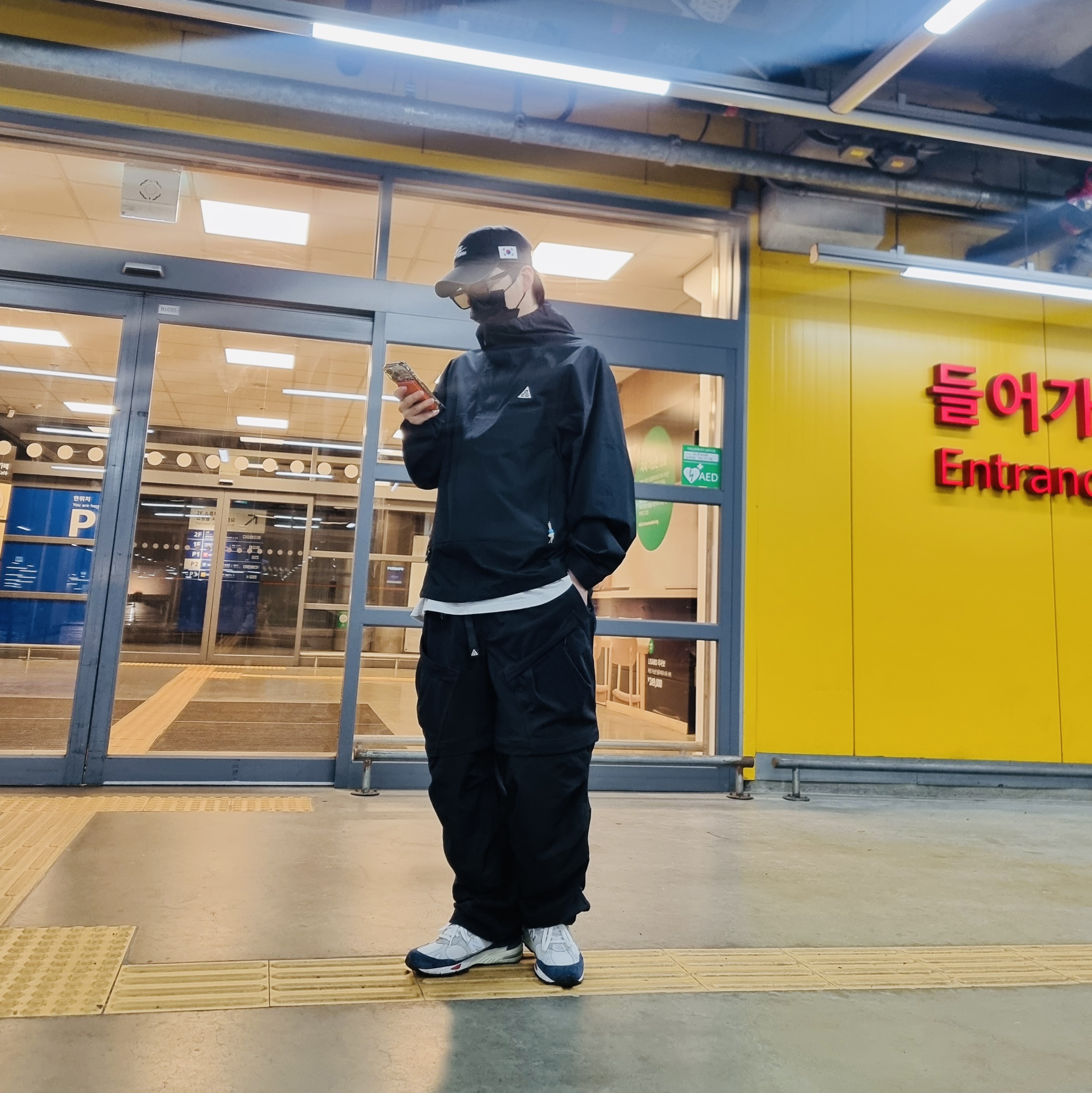Nike ACG Smith Summit Cargo Pants Black - Asia, Nike ACG Storm-Fit ADV Cascade Rains Full Zip Jacket Black - Asia 착용 스타일 - 1