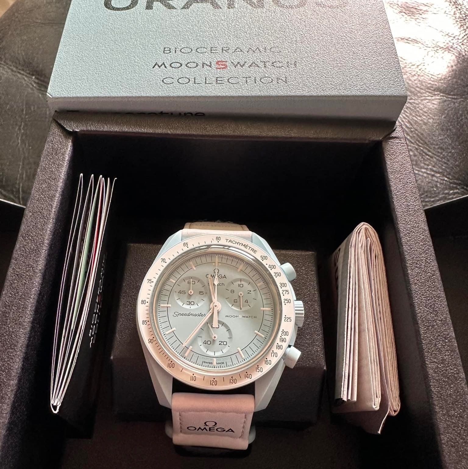 Swatch x Omega Bioceramic MoonSwatch Mission To Uranus 착용 스타일