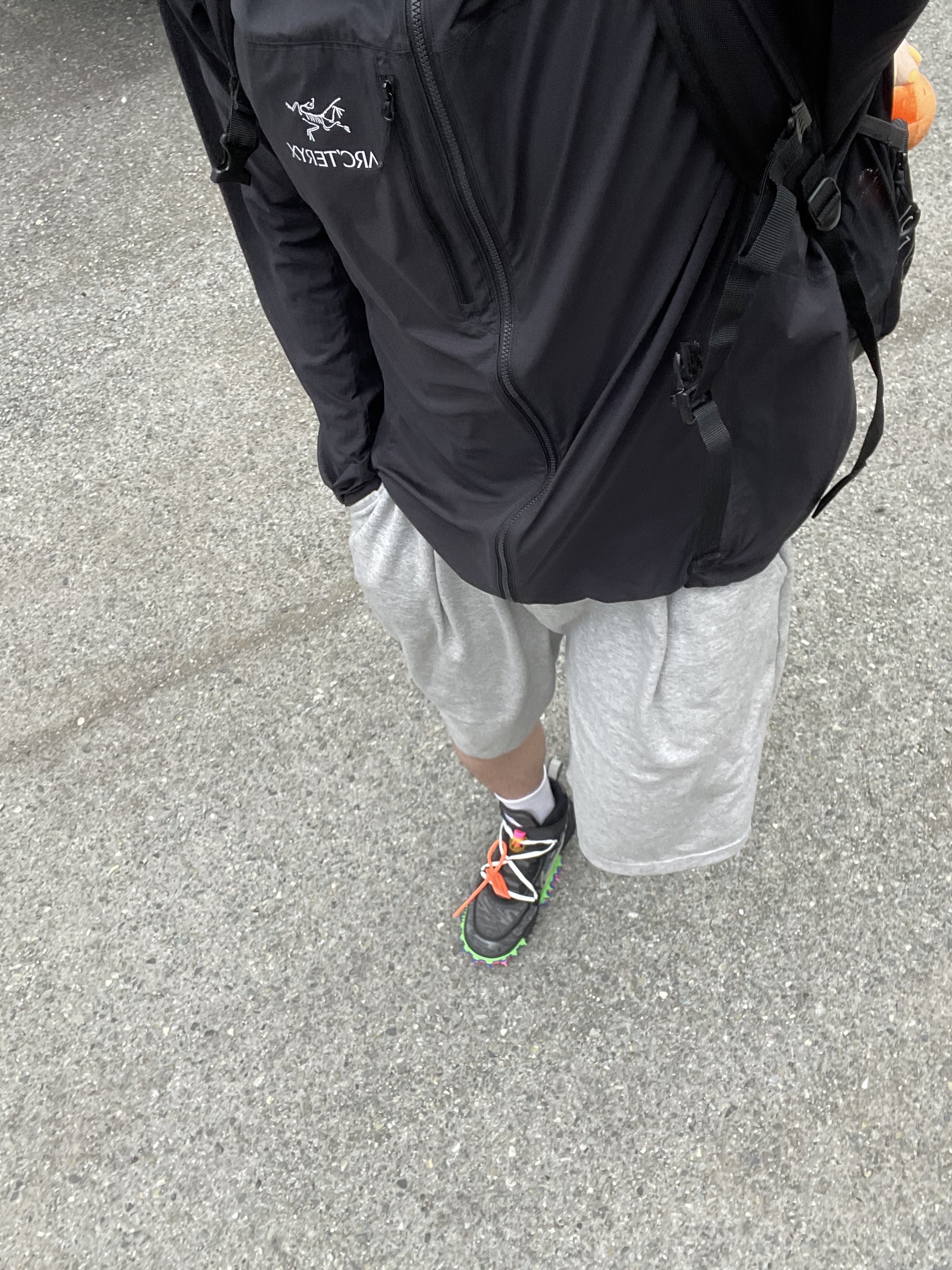 Arc'teryx Squamish Hoody Black, Nike x Off-White Air Force 1 Mid SP Black 착용 스타일 - 1
