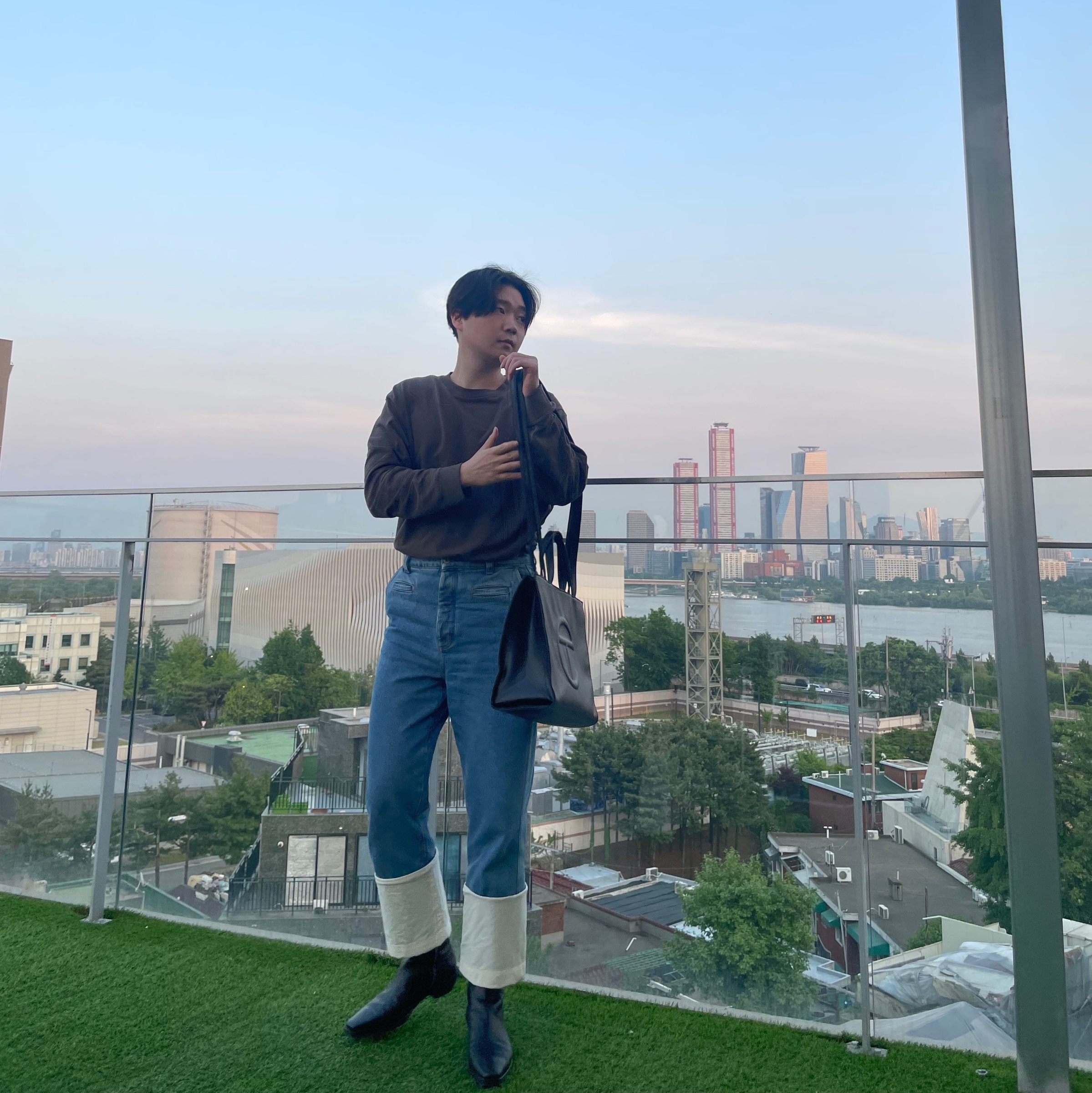 Loewe Fisherman Stonewash Jeans in Cotton Blue, Telfar Medium Shopping Bag Black 착용 스타일