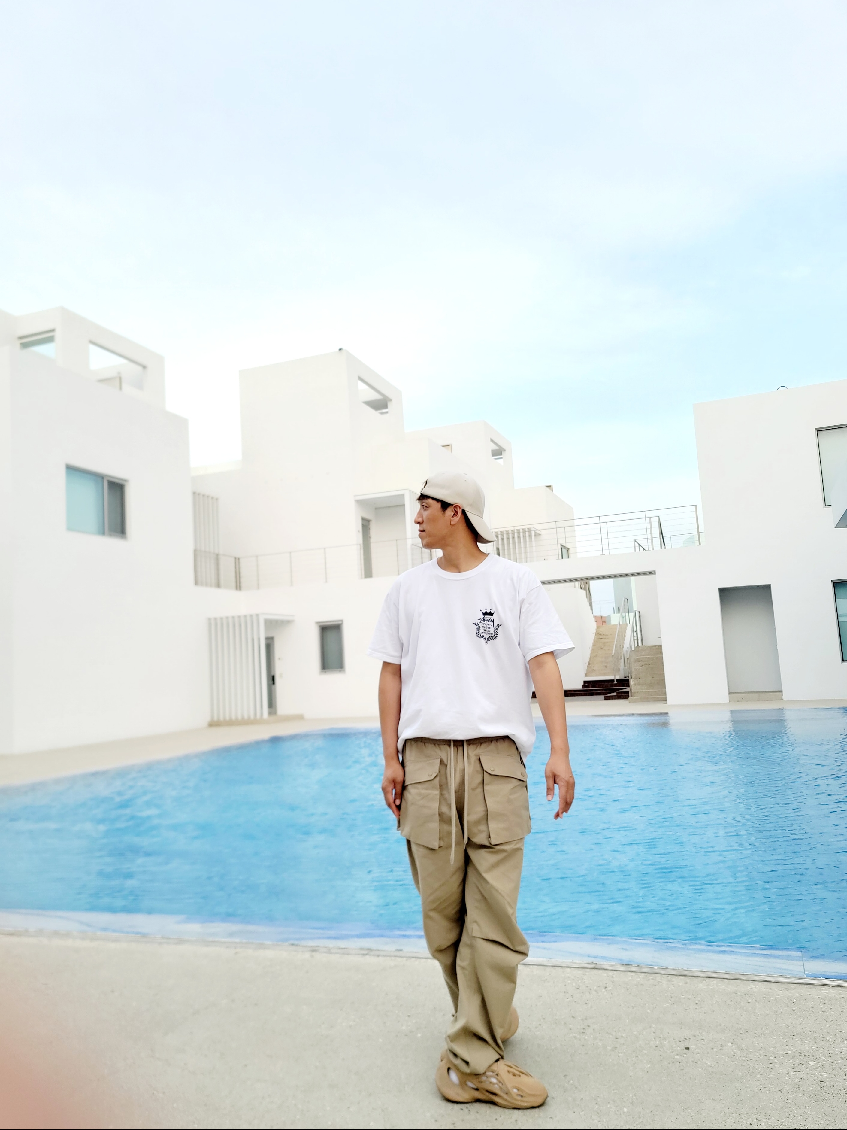 Adidas Yeezy Foam RNNR Ochre, Stussy Crown Wreath T-Shirt White 착용 스타일 - 3