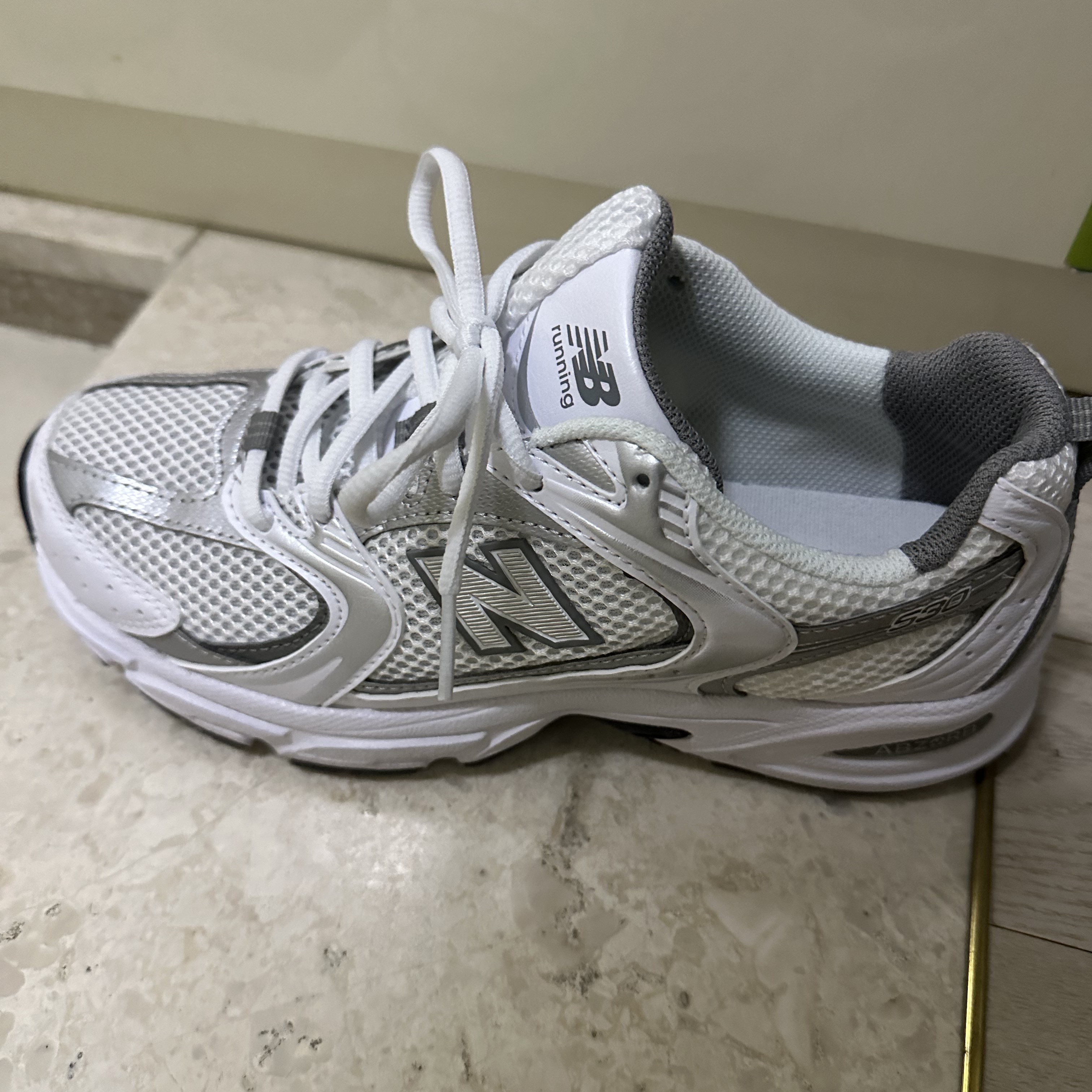 New Balance 530 White Silver 착용 스타일