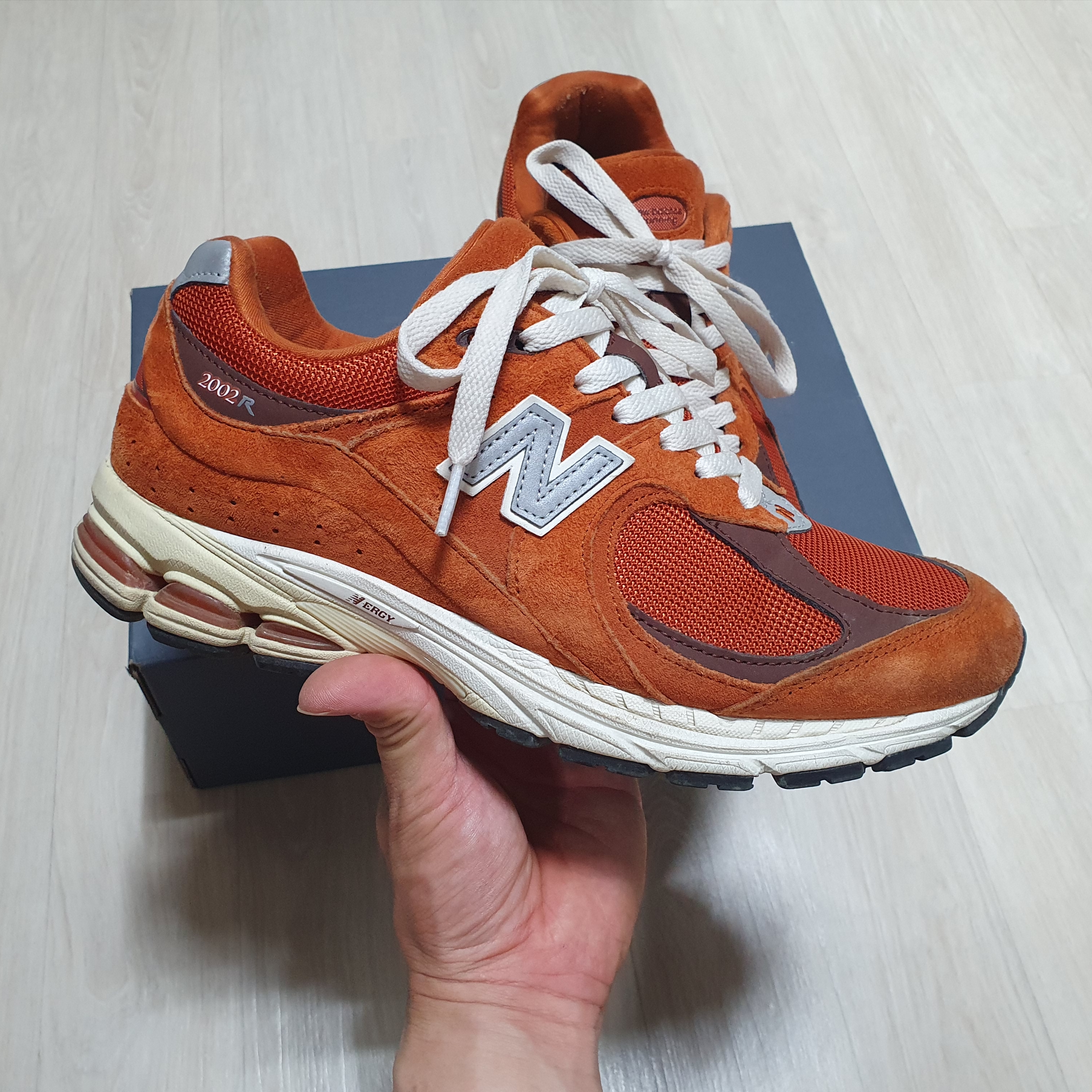 New Balance 2002R Rust Oxide 착용 스타일