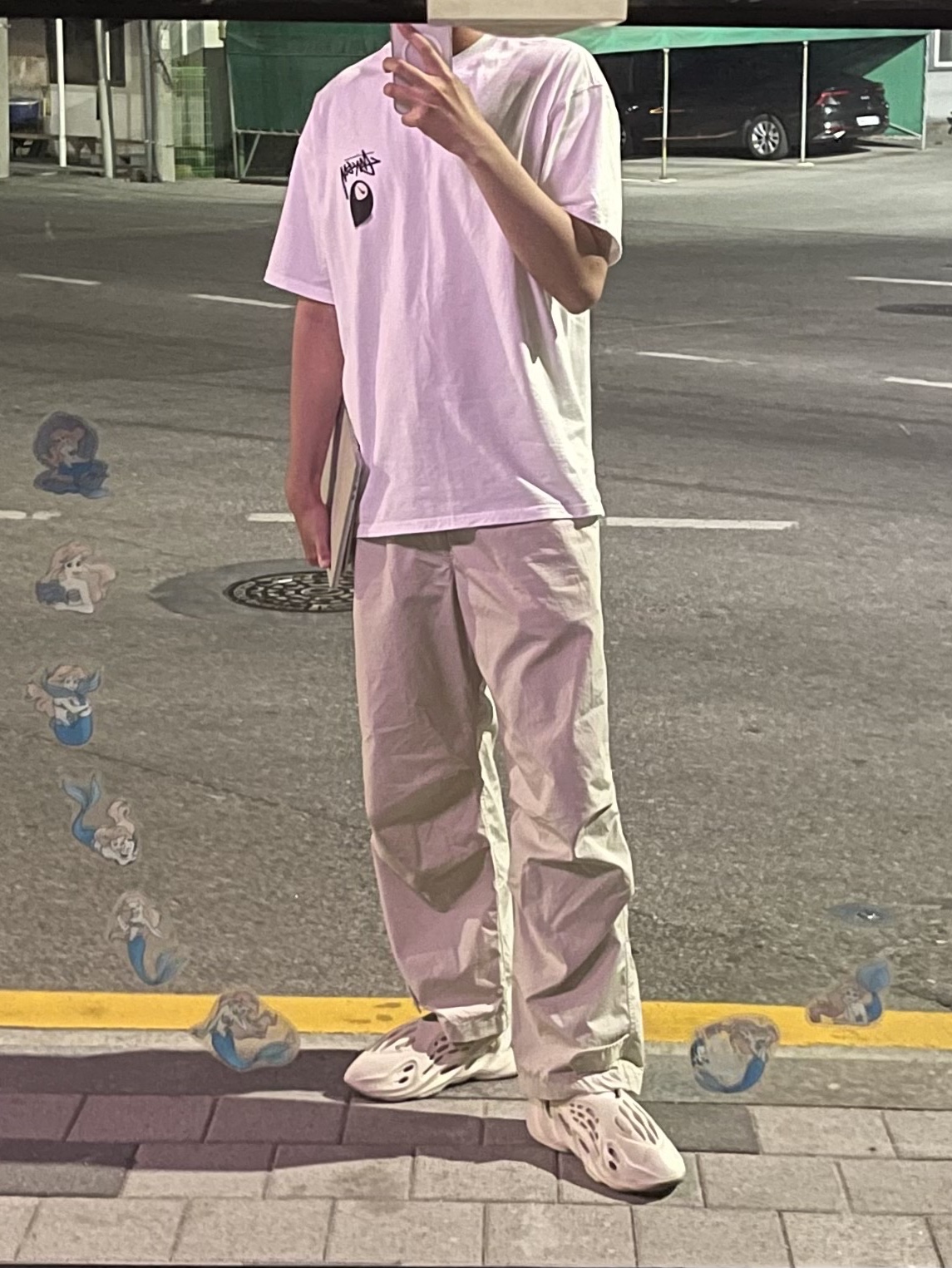 Nike x Stussy NRG FL SS 8 Ball T-Shirt White (DO9322-100), Adidas Yeezy Foam RNNR Sand 착용 스타일