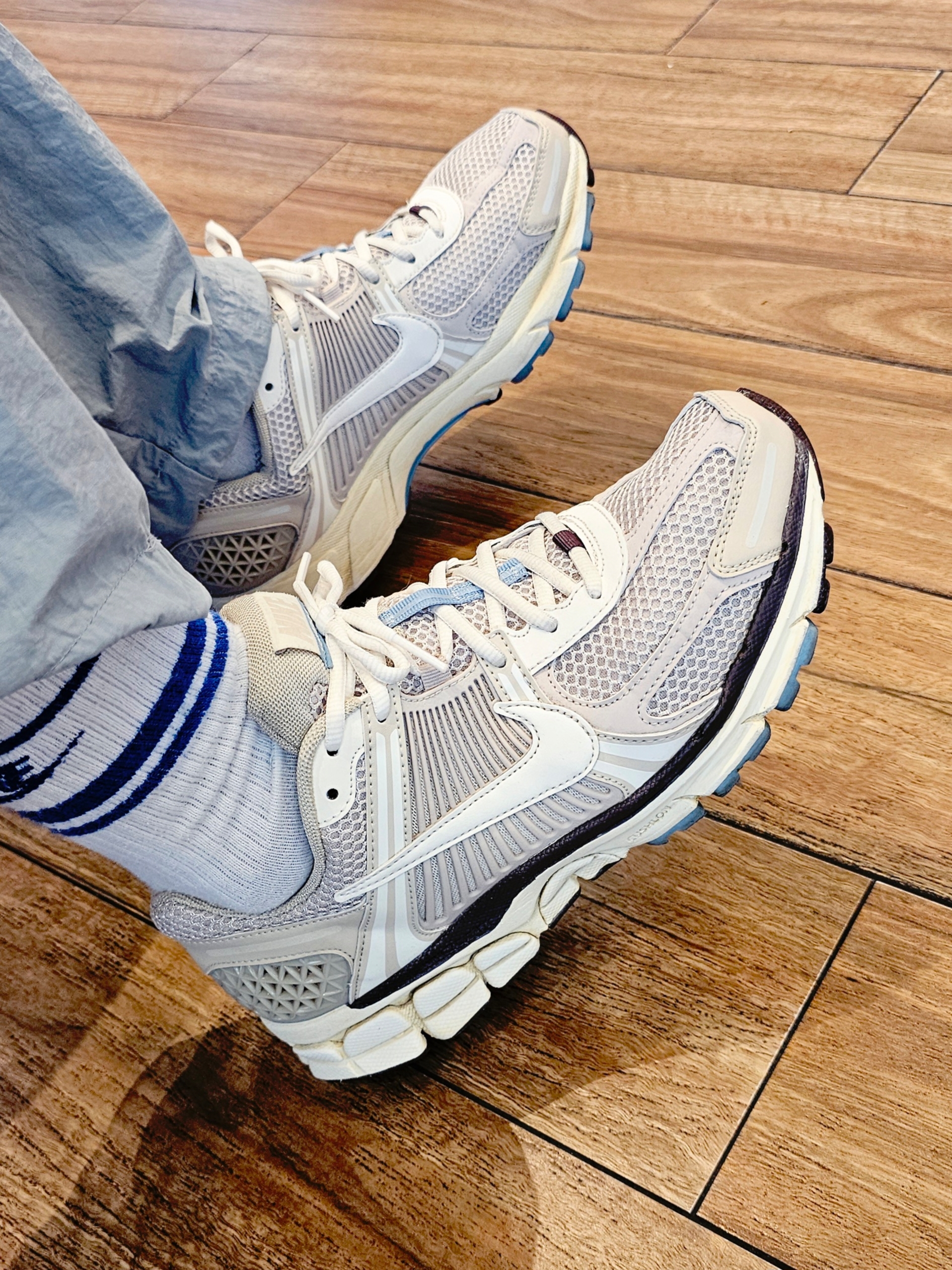 (W) Nike Zoom Vomero 5 Oatmeal 착용 스타일 - 1
