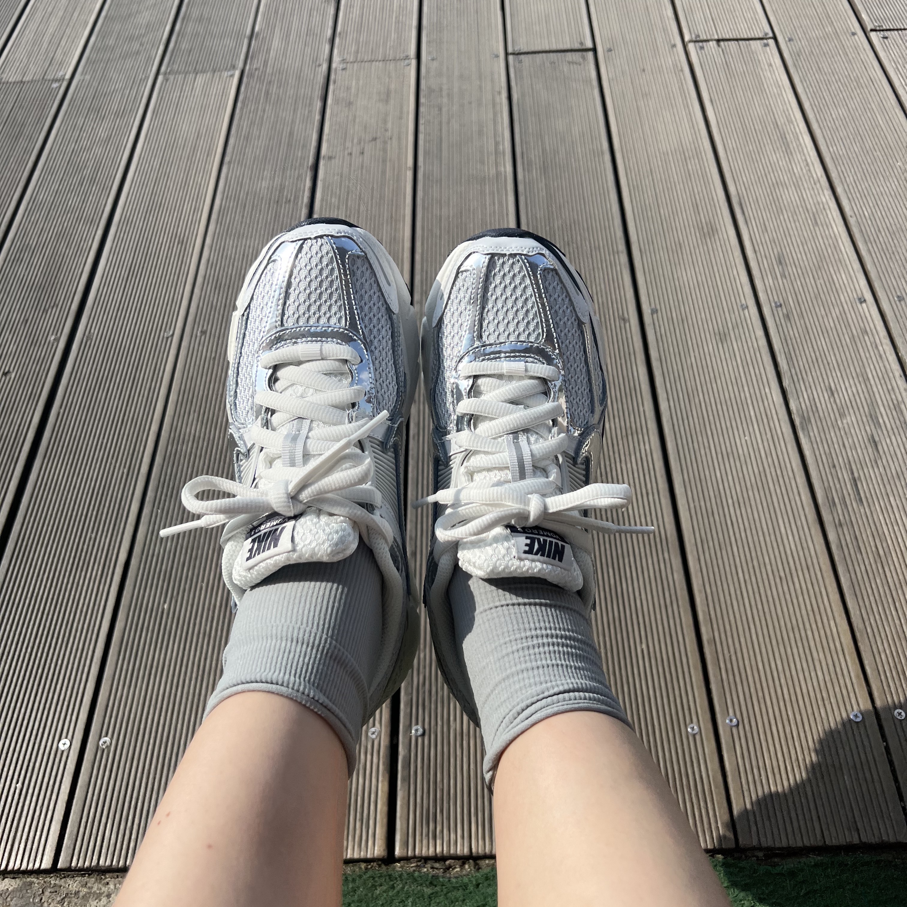 (W) Nike Zoom Vomero 5 Photon Dust and Metallic Silver 착용 스타일