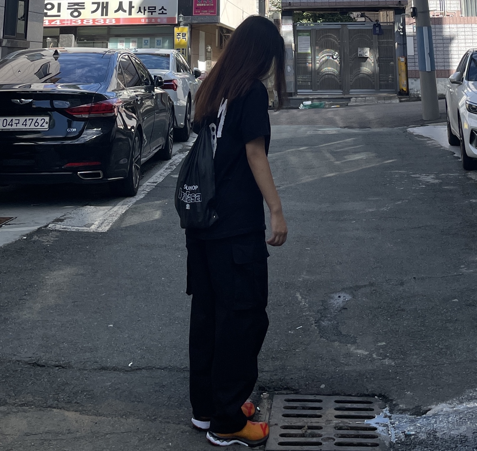 Stussy Fuzzy Dice T-Shirt Black, Asics x Vivienne Westwood Gel-Kayano 27 LTX Citrus 착용 스타일
