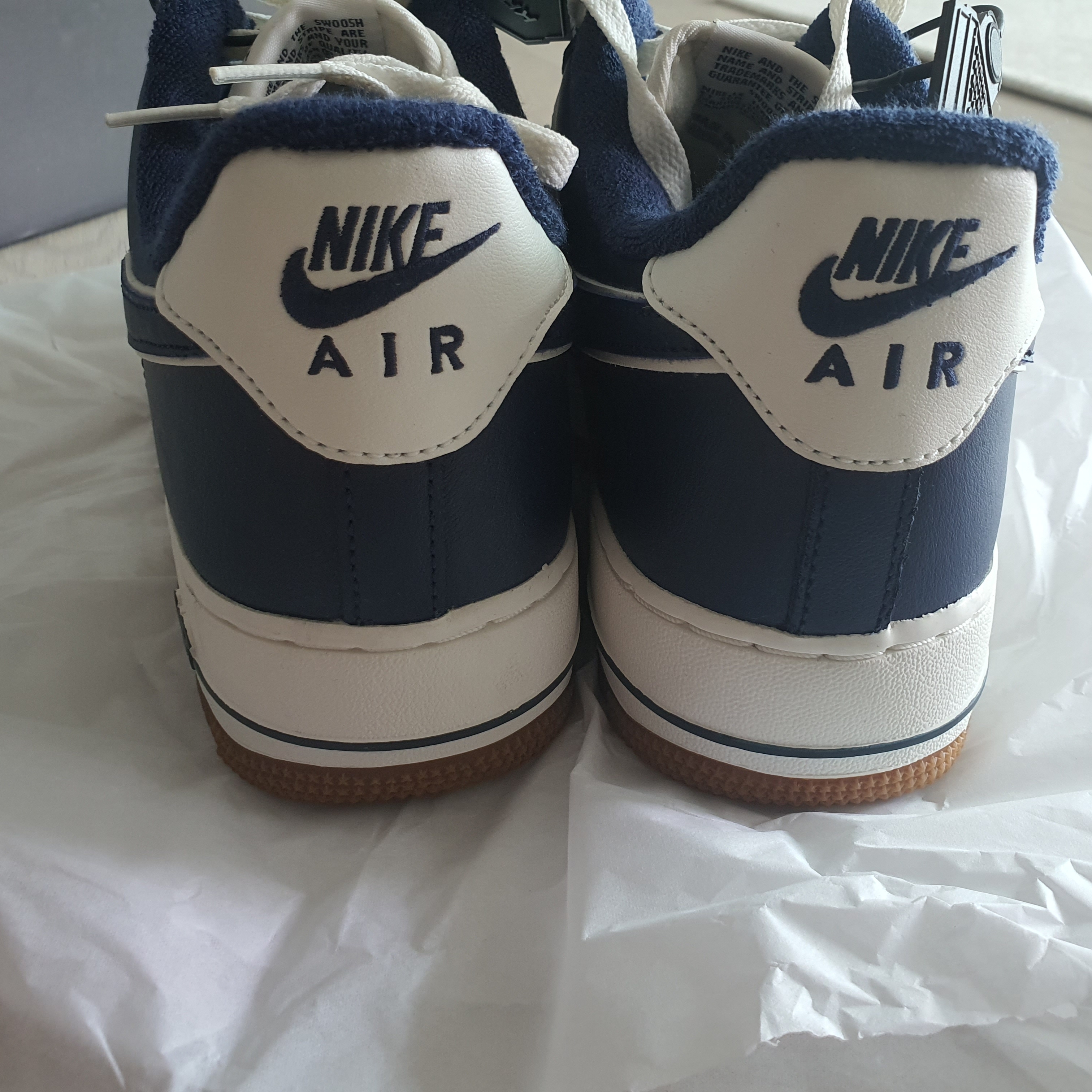 Nike Air Force 1 '07 LV8 Midnight Navy 착용 스타일 - 3