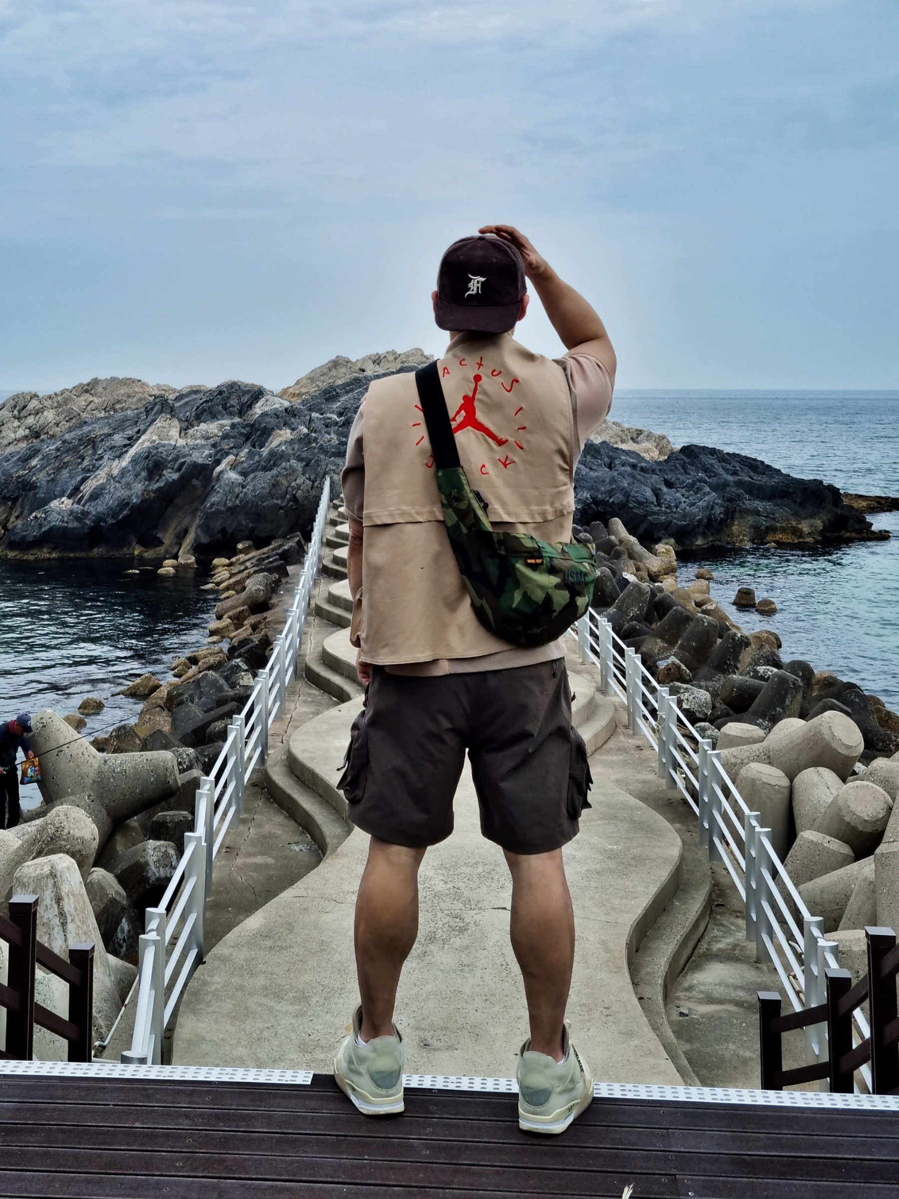 Essentials x New Era Sized Cap Brown, Jordan x Travis Scott S/S Top - Asia 착용 스타일 - 2