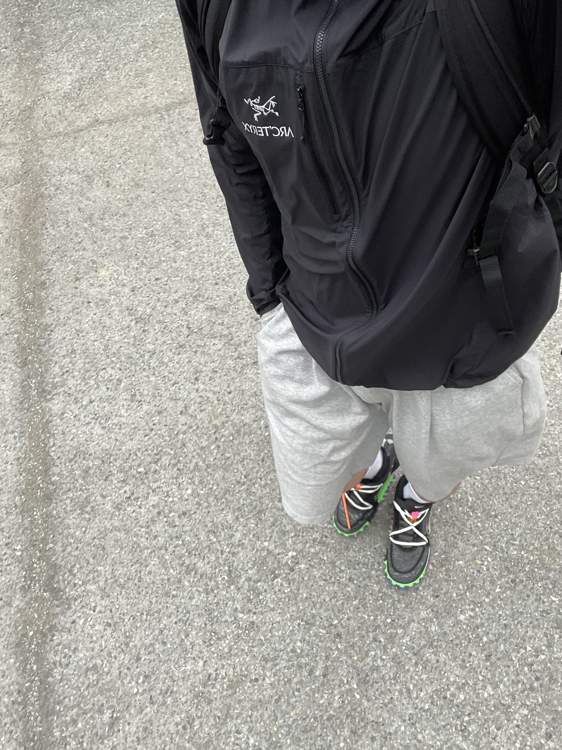 Arc'teryx Squamish Hoody Black, Nike x Off-White Air Force 1 Mid SP Black 착용 스타일 - 3