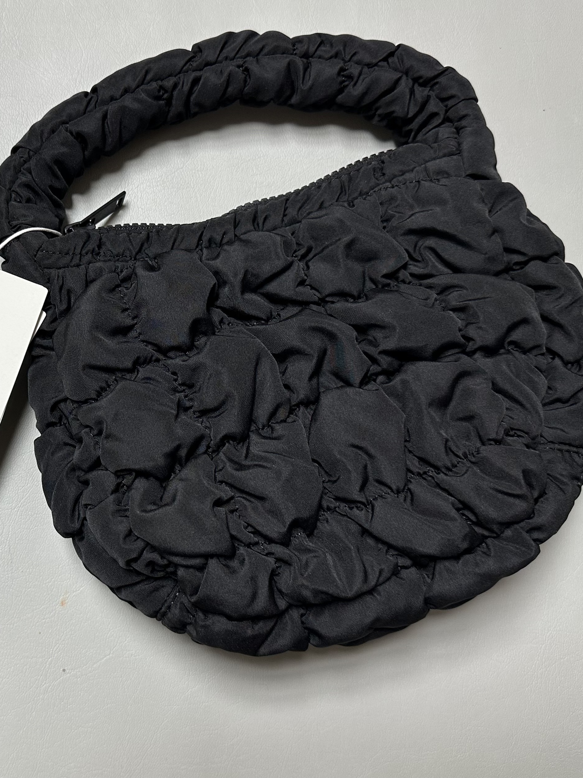 COS Quilted Micro Bag Black 착용 스타일 - 2