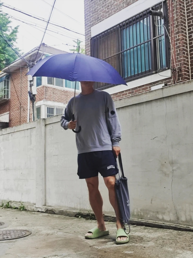 아디다스 아딜렛 22 데저트 샌드, C.P. 컴퍼니 라이트 플리스 크루넥 스웨트셔츠 그리핀 그레이 - 22SS 착용 스타일