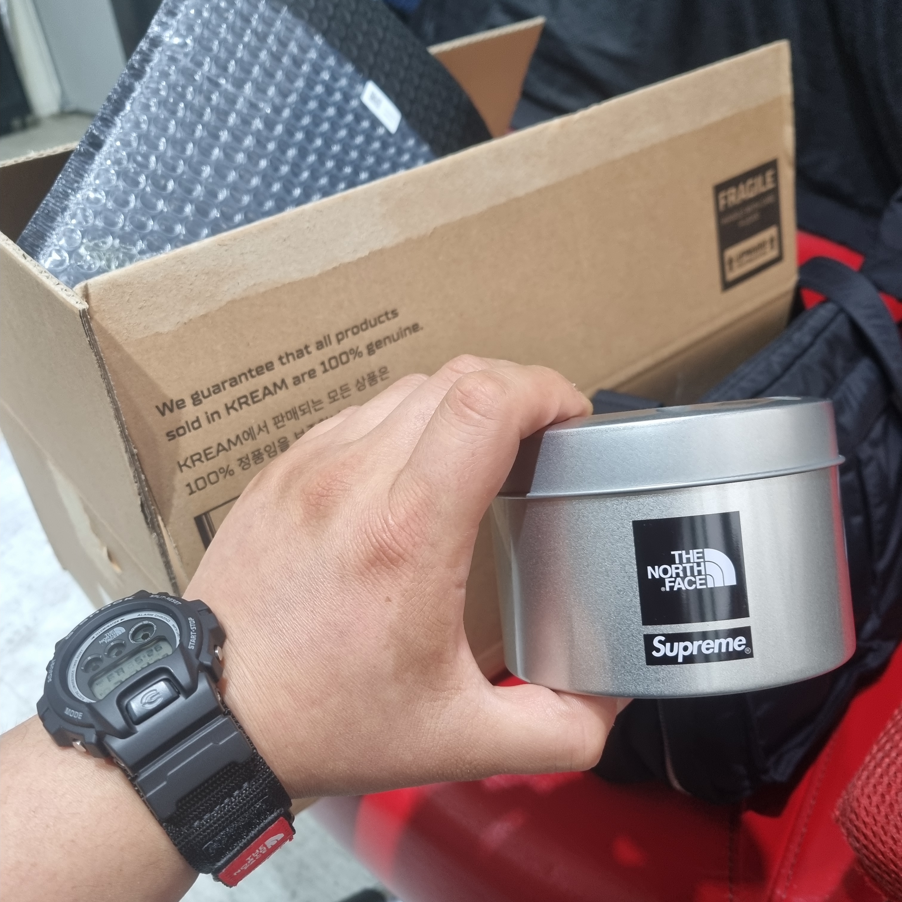 Casio G-Shock x Supreme x The North Face DW-6900 Black 착용 스타일