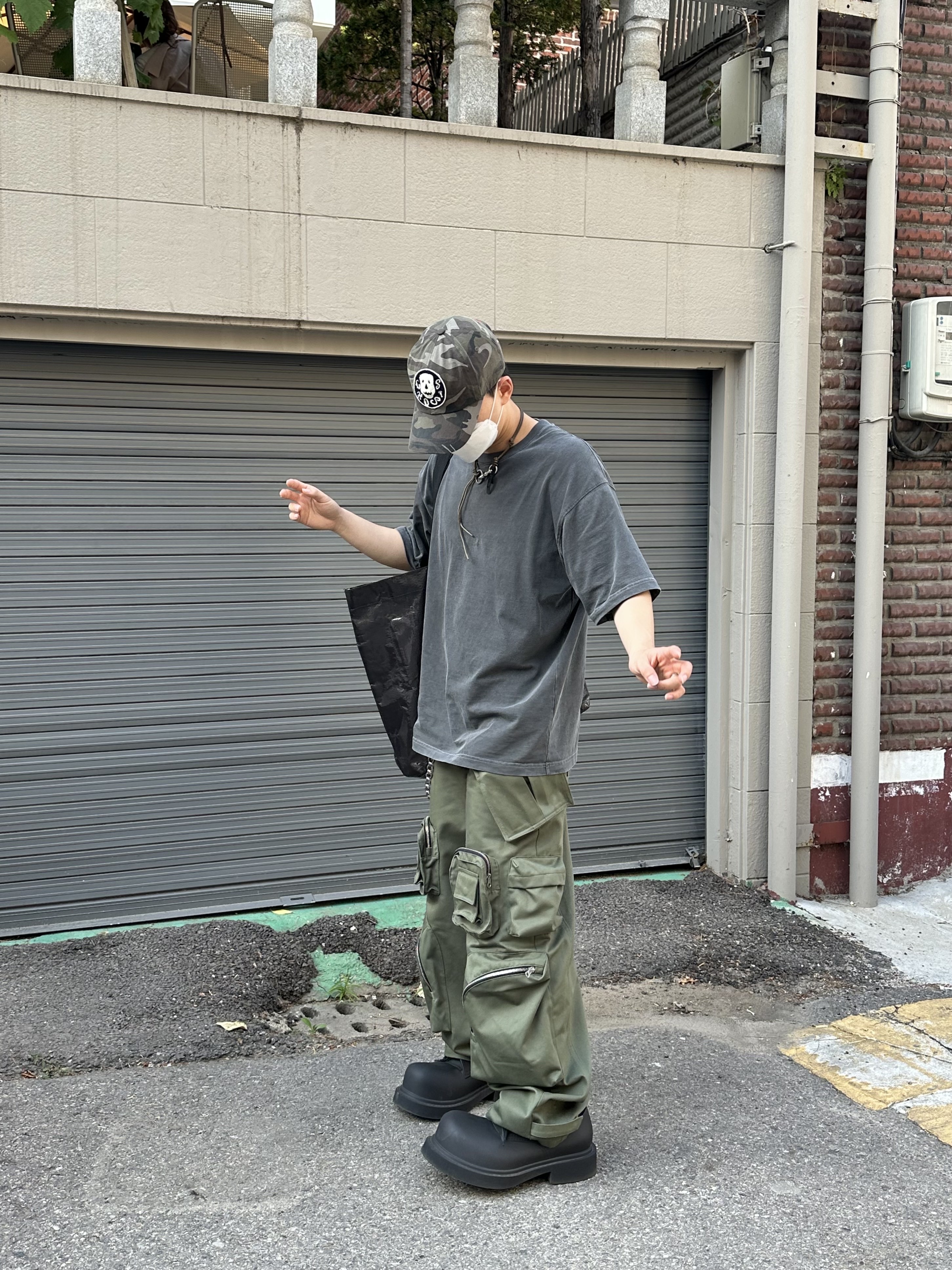Nonnod Mechanic Cargo Pants Khaki, Balenciaga Steroid Derby Black 착용 스타일 - 1