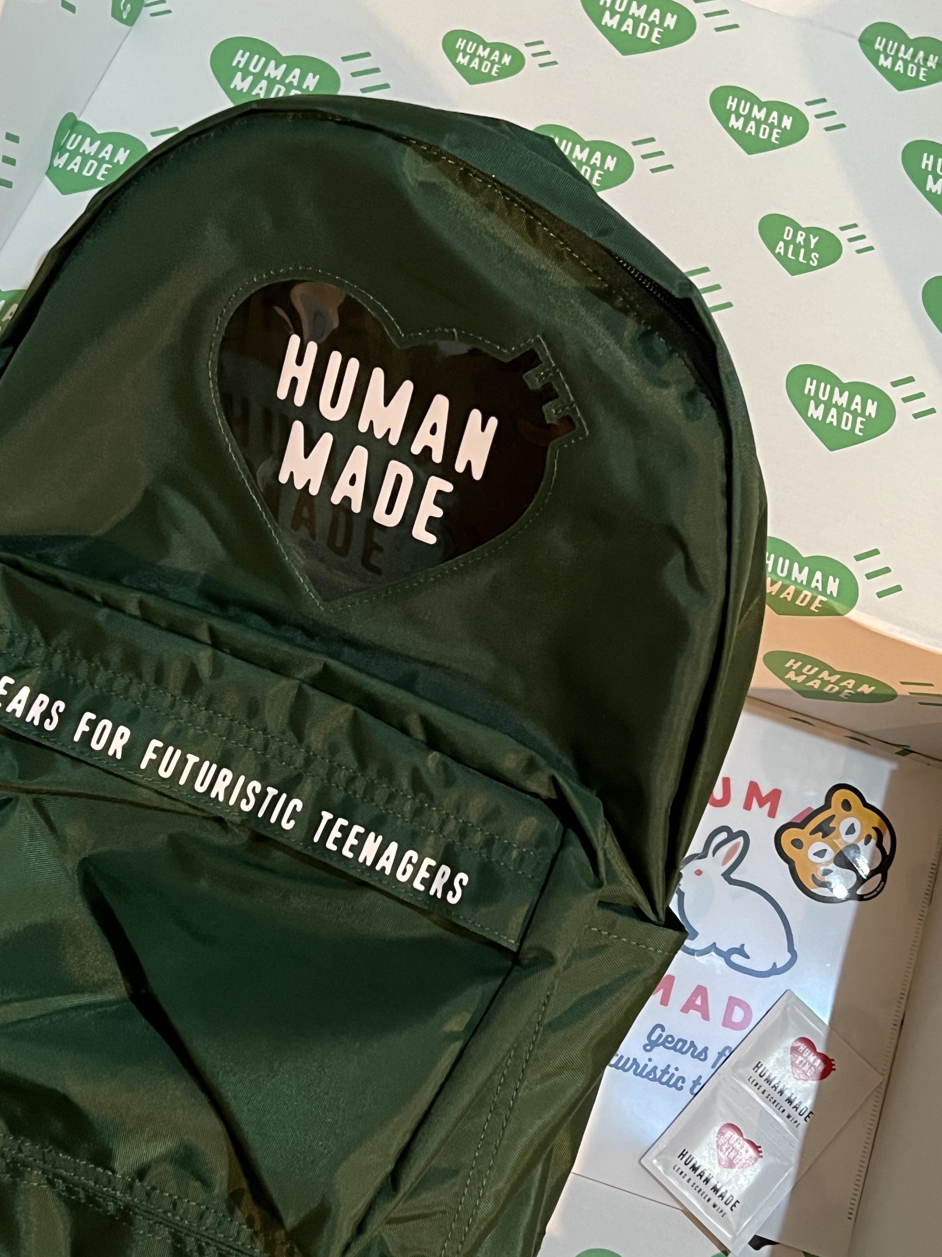 Human Made Nylon Heart Backpack Green 착용 스타일 - 1