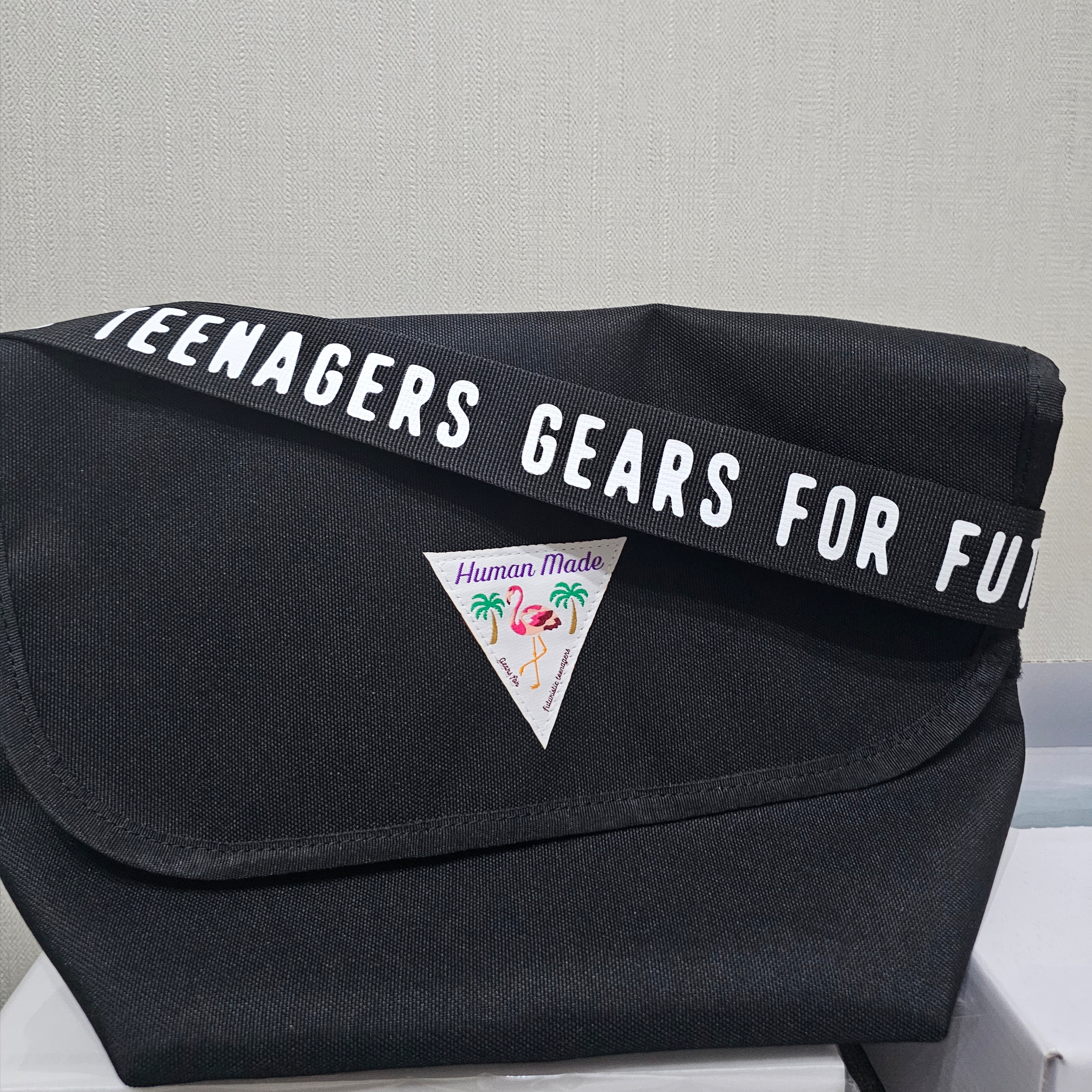 Human Made Small Messenger Bag Black 착용 스타일