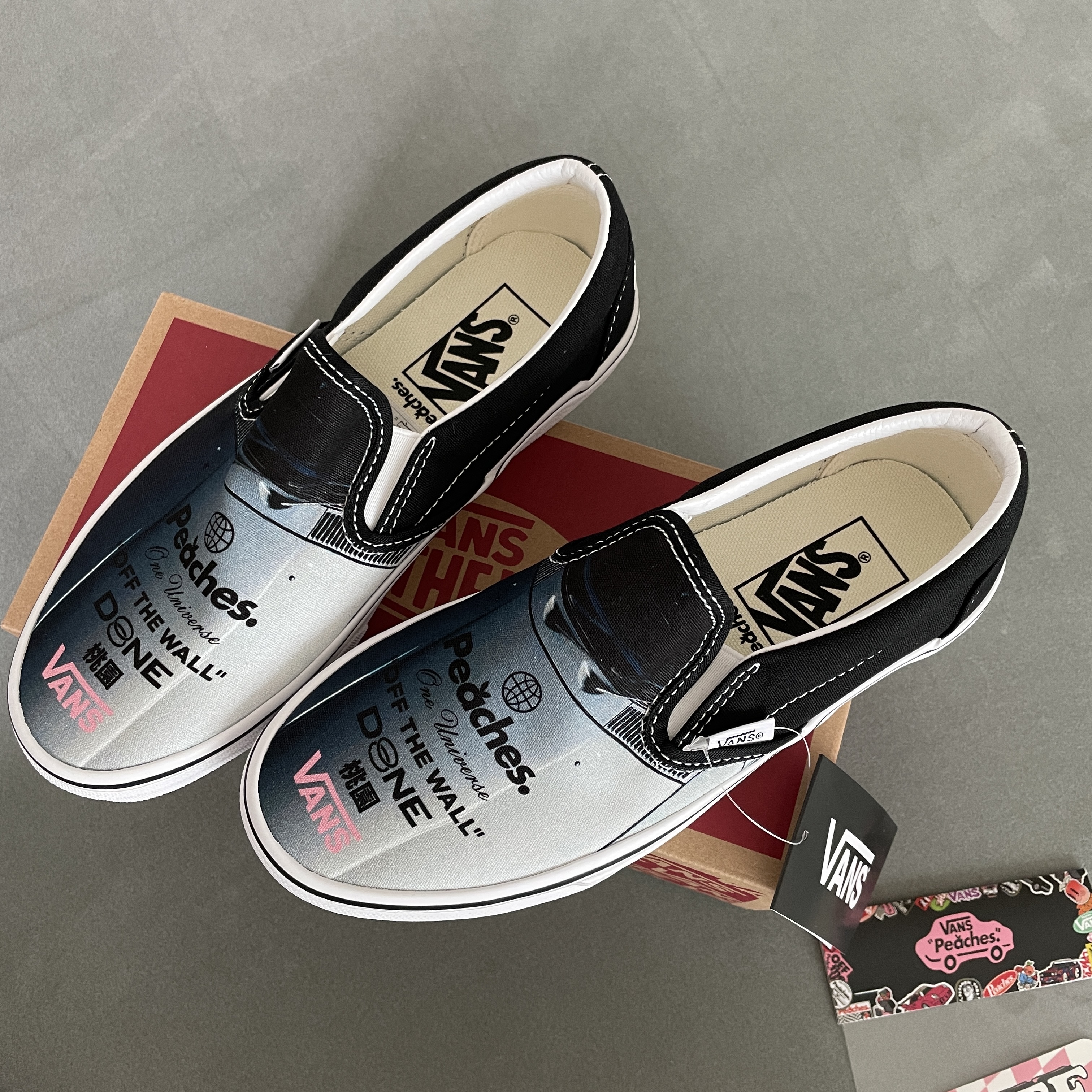Vans x Peaches. Classic Slip-On Black True White 착용 스타일