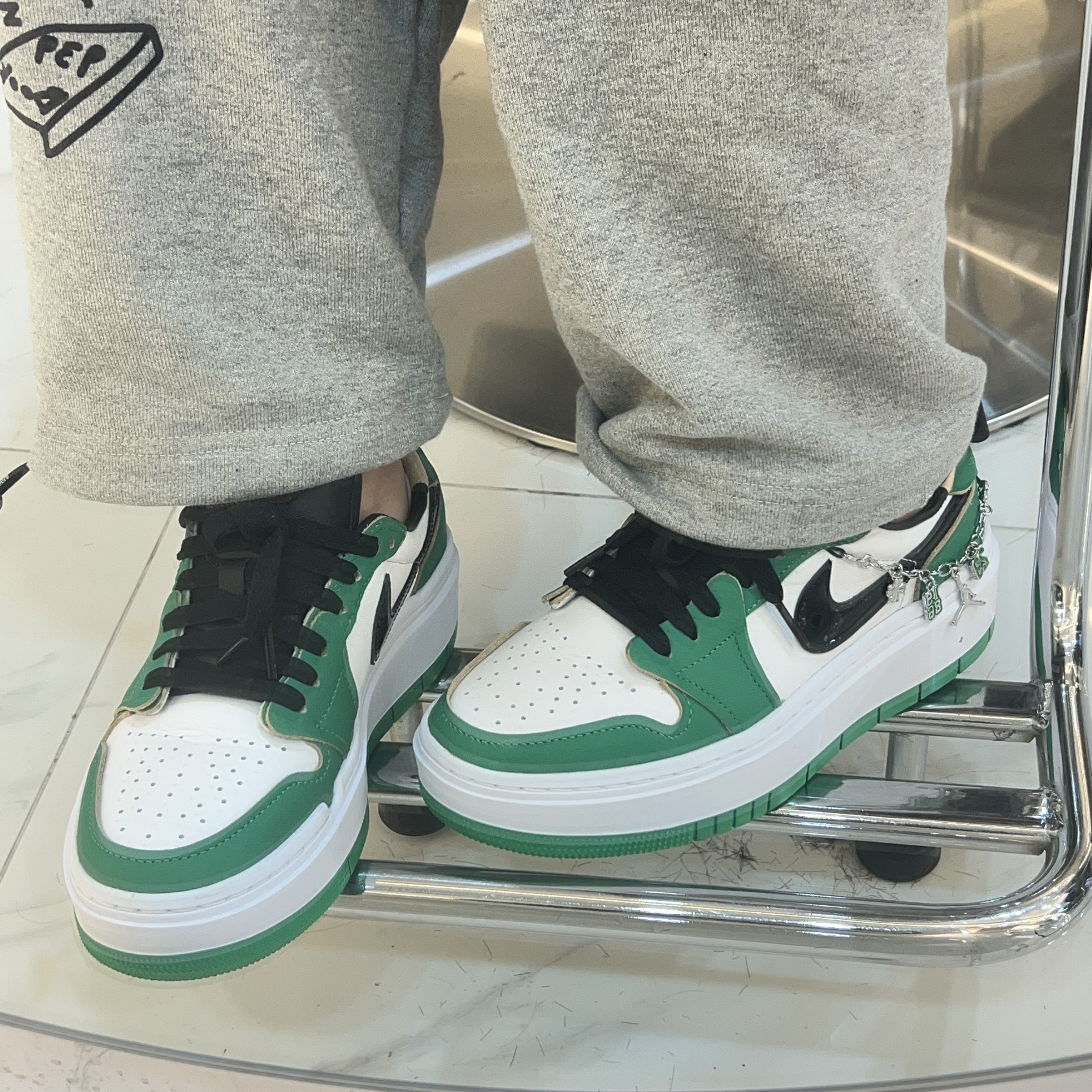 (W) Jordan 1 Elevate Low SE Lucky Green 착용 스타일 - 1