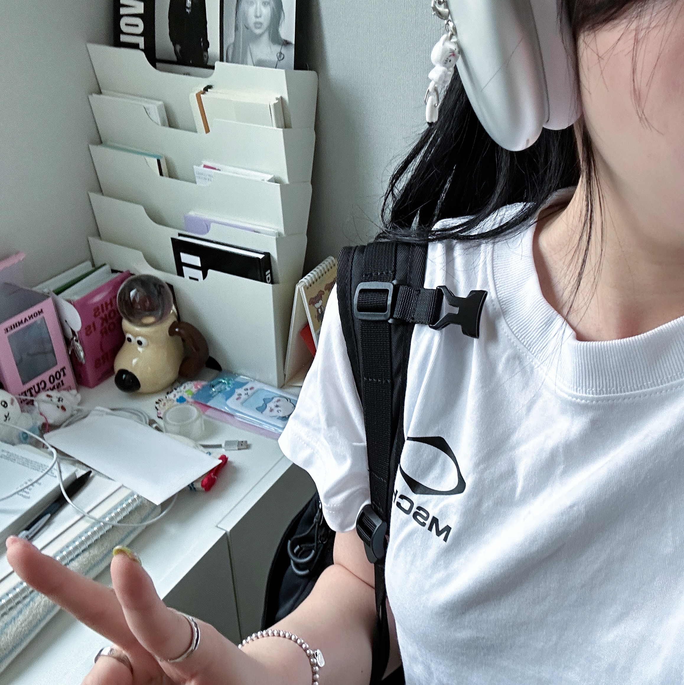 Apple AirPods Max Lightning Silver (Korean Ver.), Mischief Rhombus Backpack Black 착용 스타일 - 2