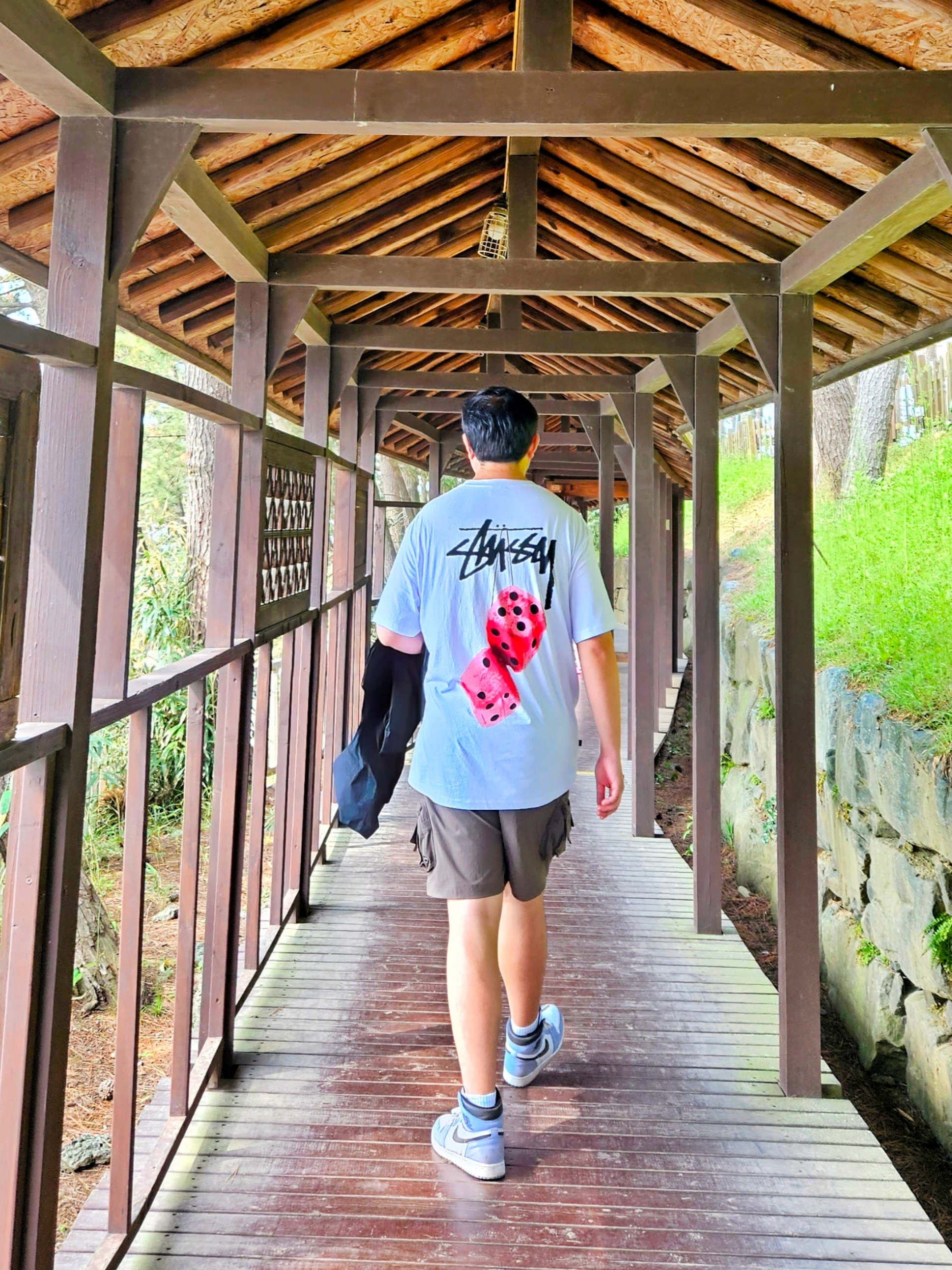 Stussy Fuzzy Dice T-Shirt White, Jordan 1 Retro High OG University Blue 착용 스타일