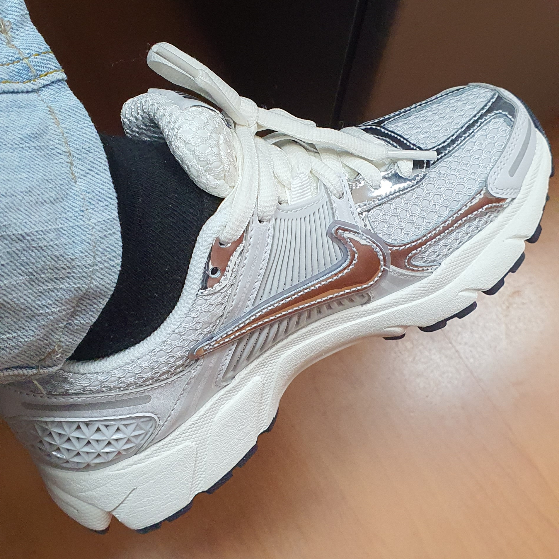 (W) Nike Zoom Vomero 5 Photon Dust and Metallic Silver 착용 스타일