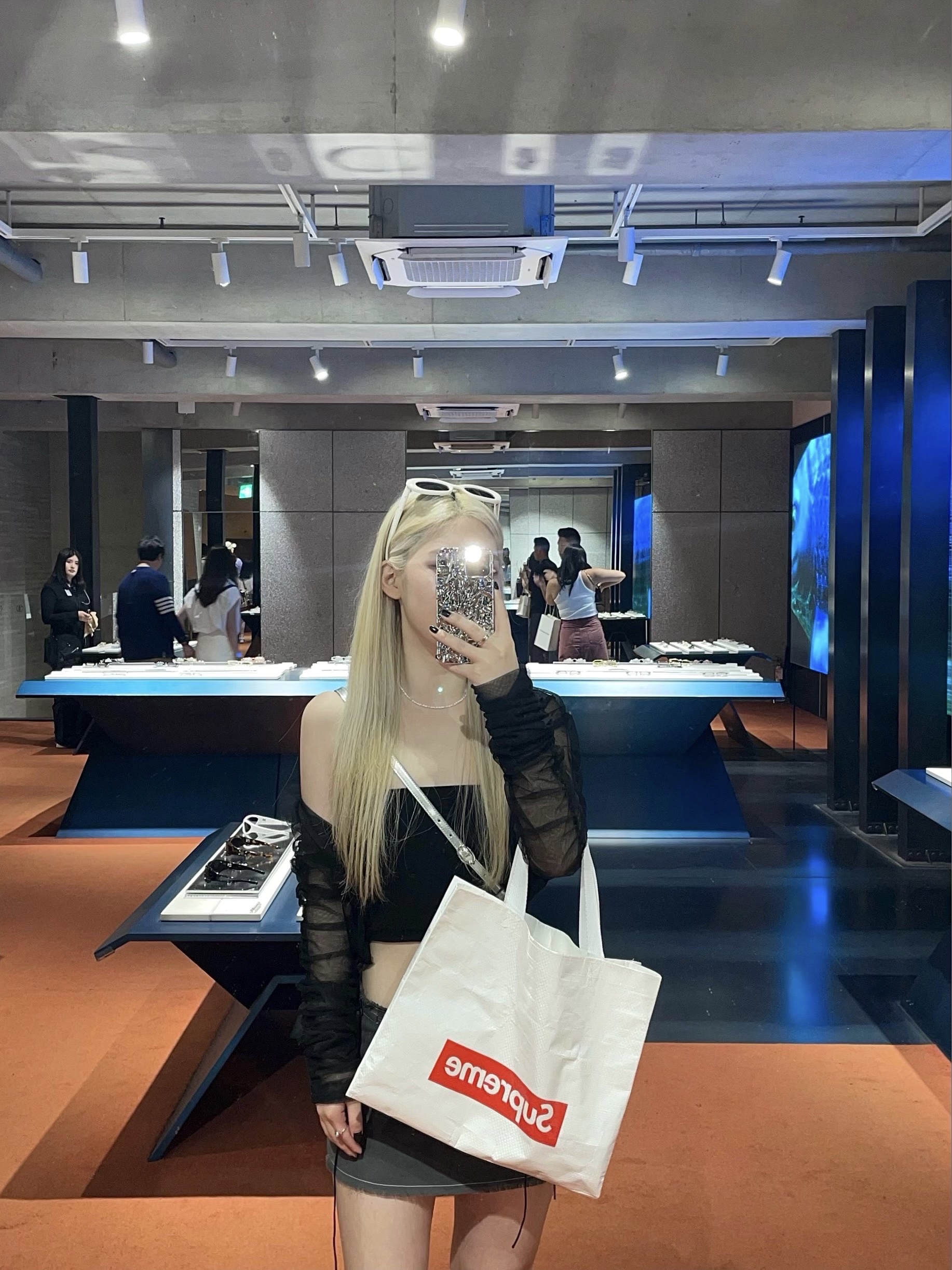 Diesel 1DR Mini Bag in Mirrored Leather Silver 착용 스타일