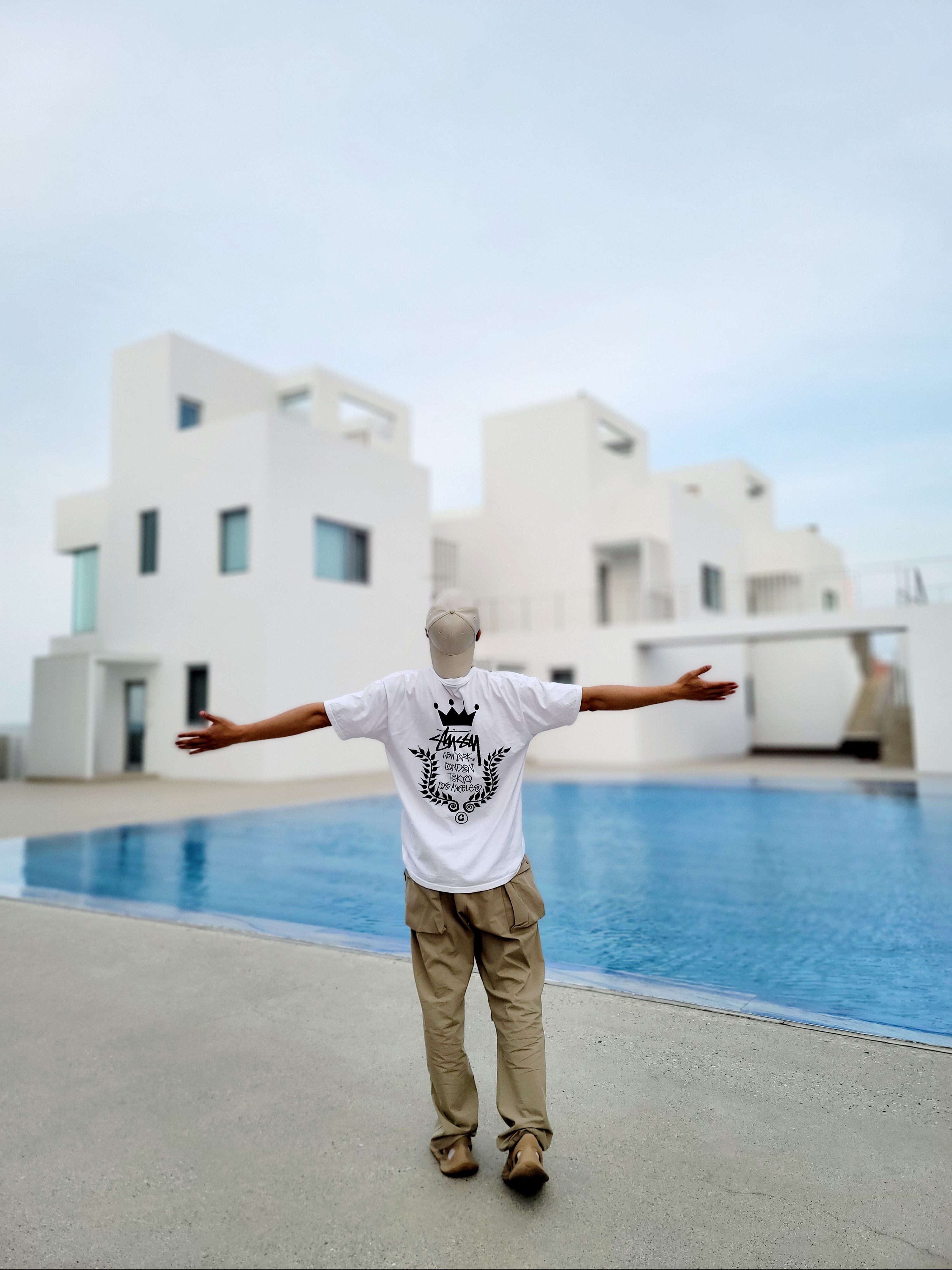Adidas Yeezy Foam RNNR Ochre, Stussy Crown Wreath T-Shirt White 착용 스타일 - 1