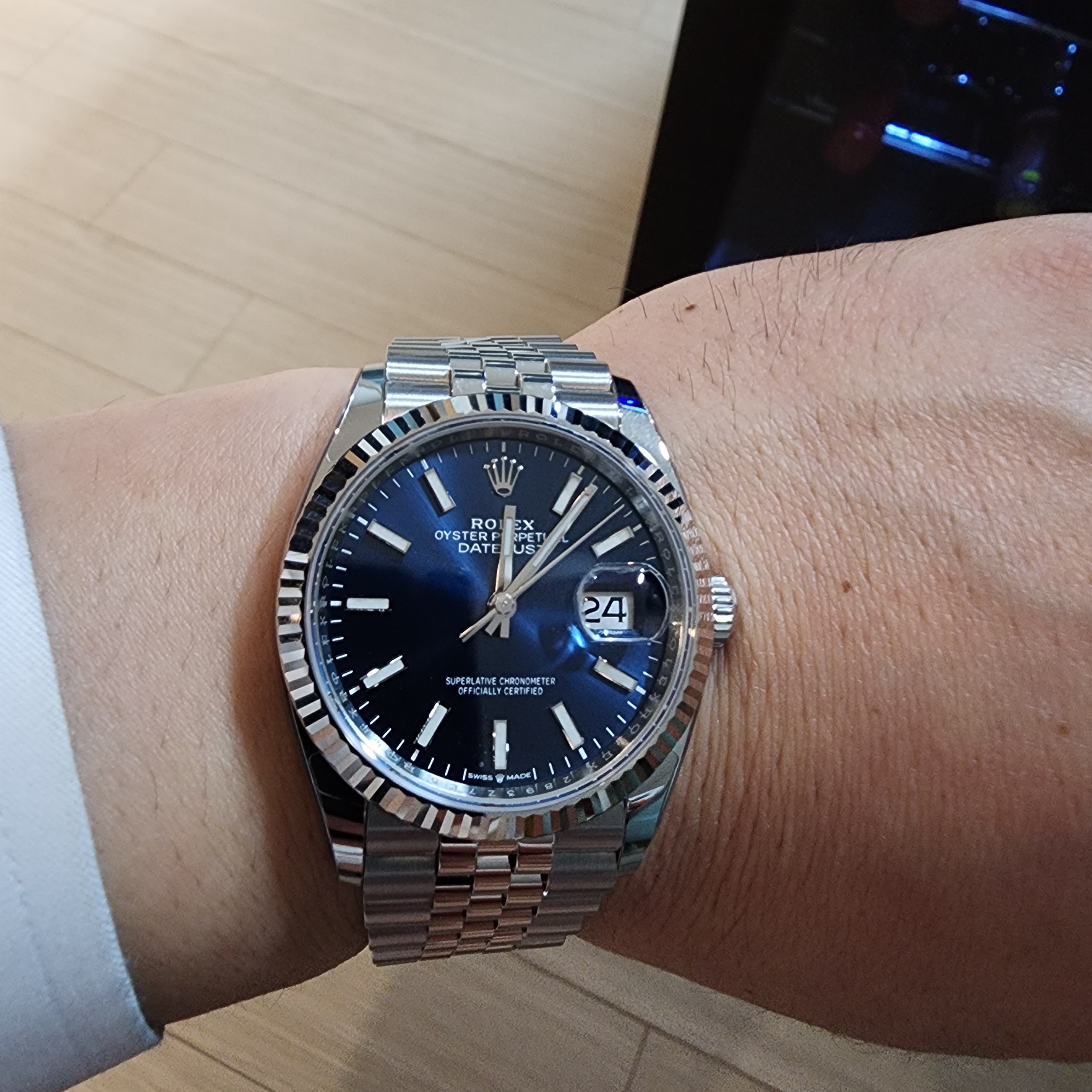 Rolex Datejust 36mm 126234 Bright Blue Jubilee 착용 스타일 - 4