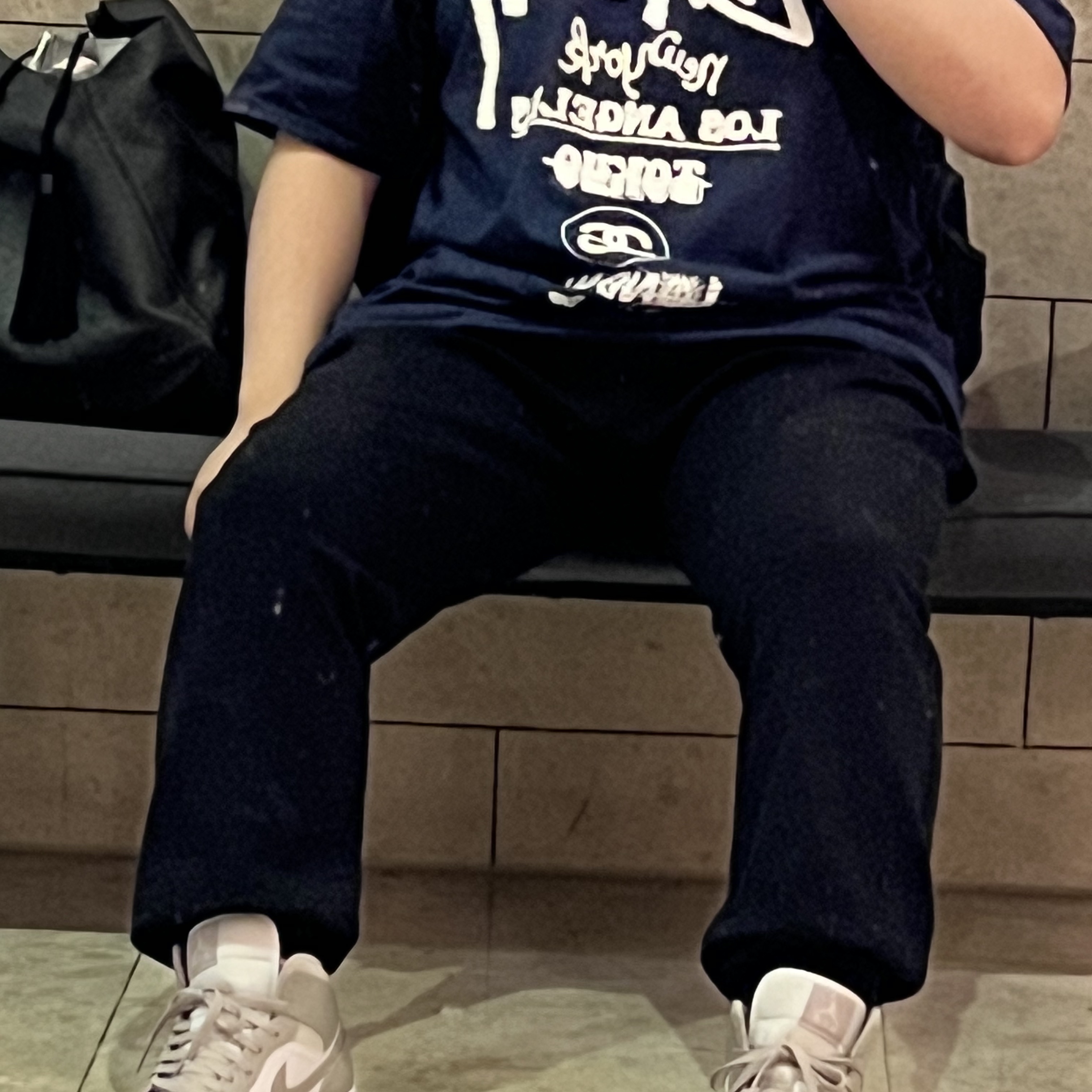 Stussy Tour T-Shirt Navy, Jordan 1 Mid College Grey 착용 스타일