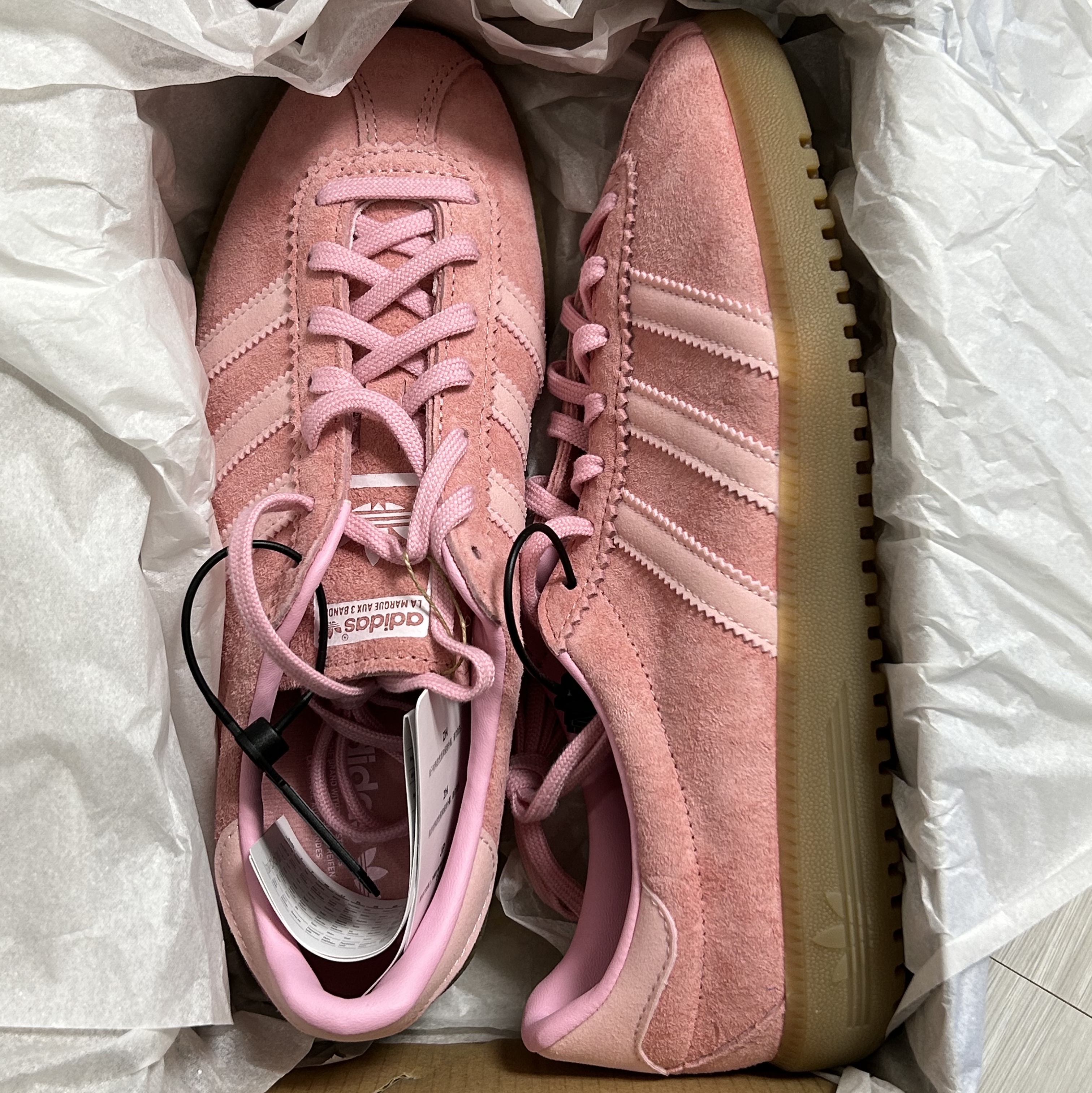Adidas Bermuda Glow Pink 착용 스타일 - 2
