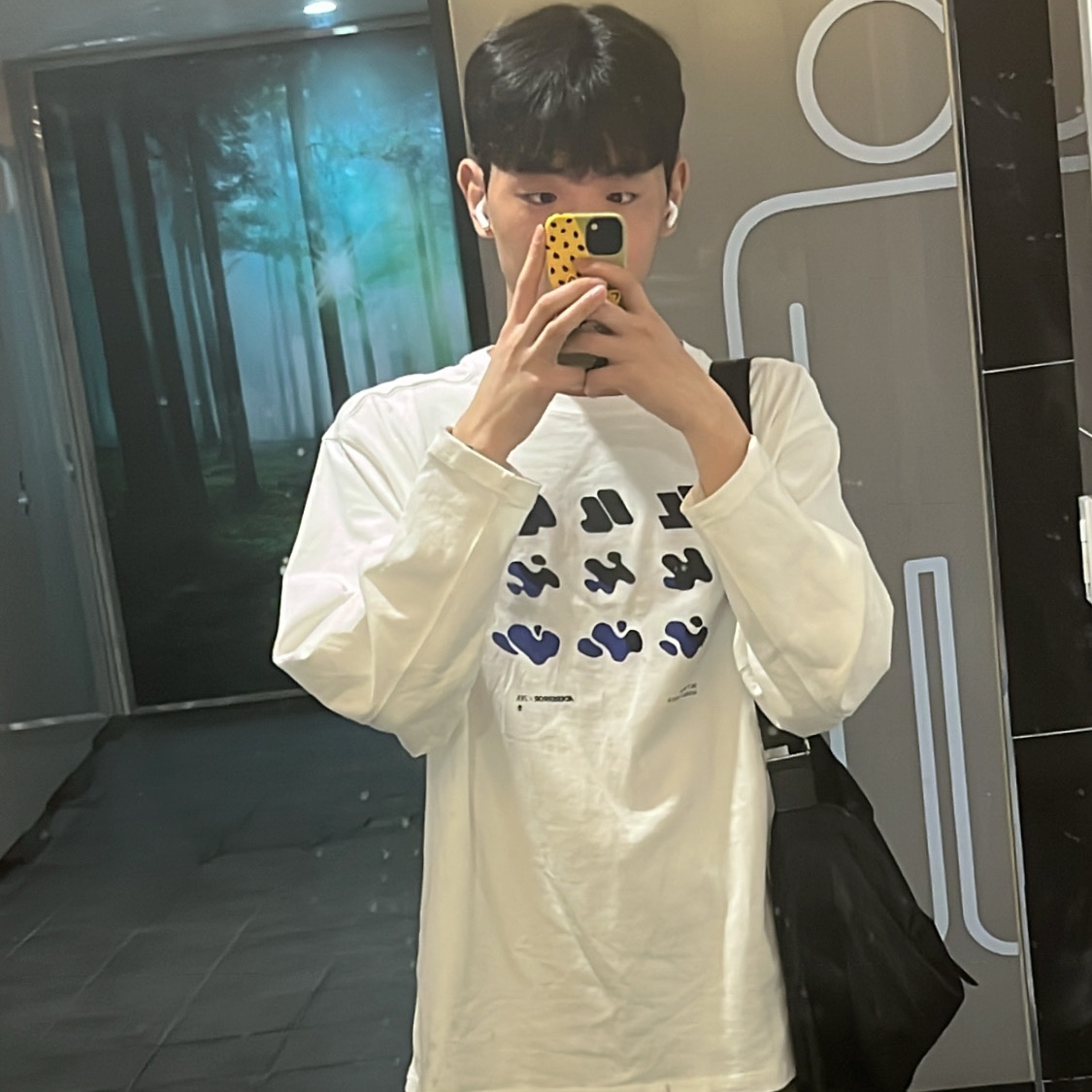Zara x Ader Error Graphic Long Sleeve T-Shirt Scratch White 착용 스타일