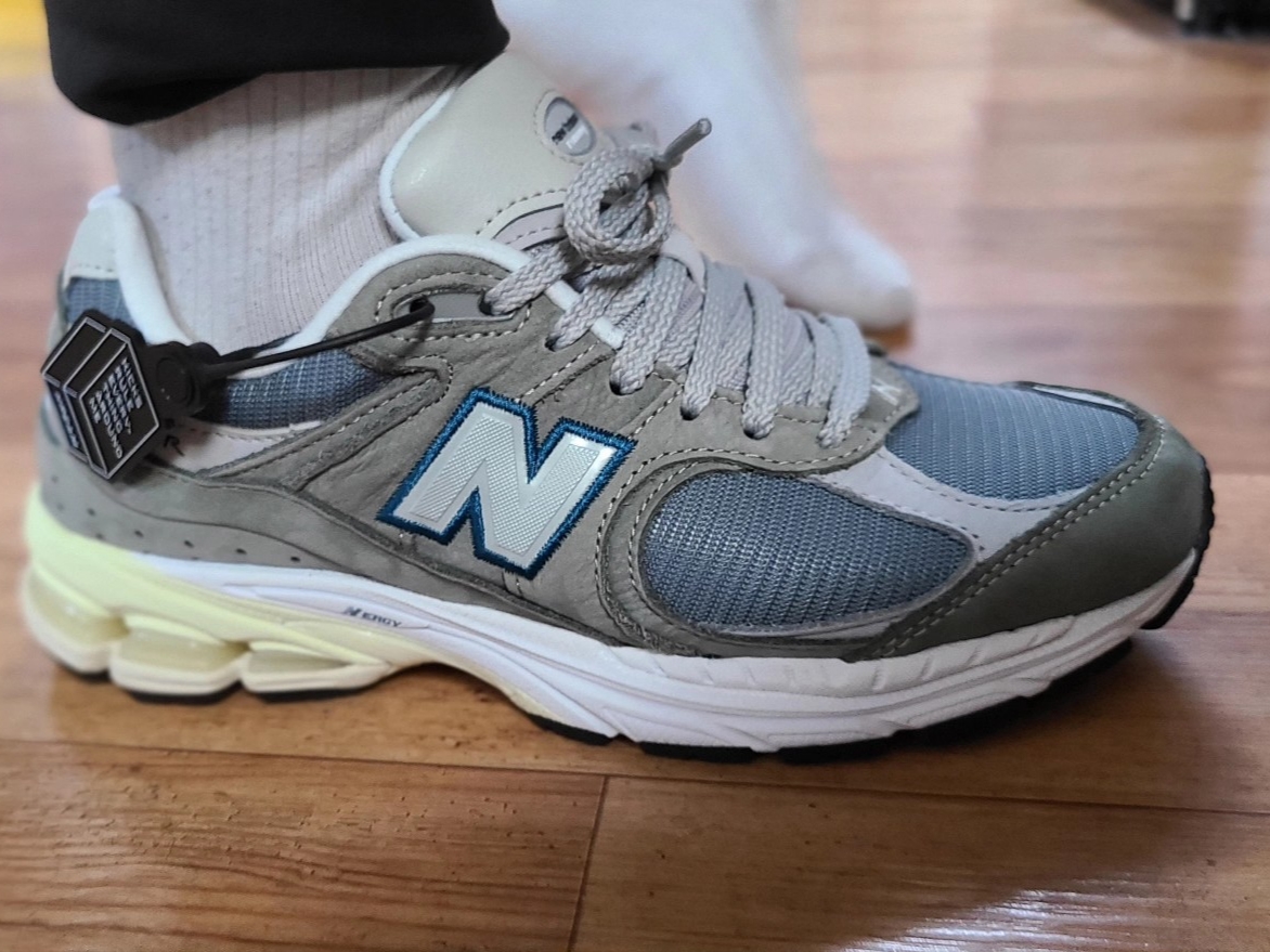 New Balance 2002R Cool Grey 착용 스타일 - 1