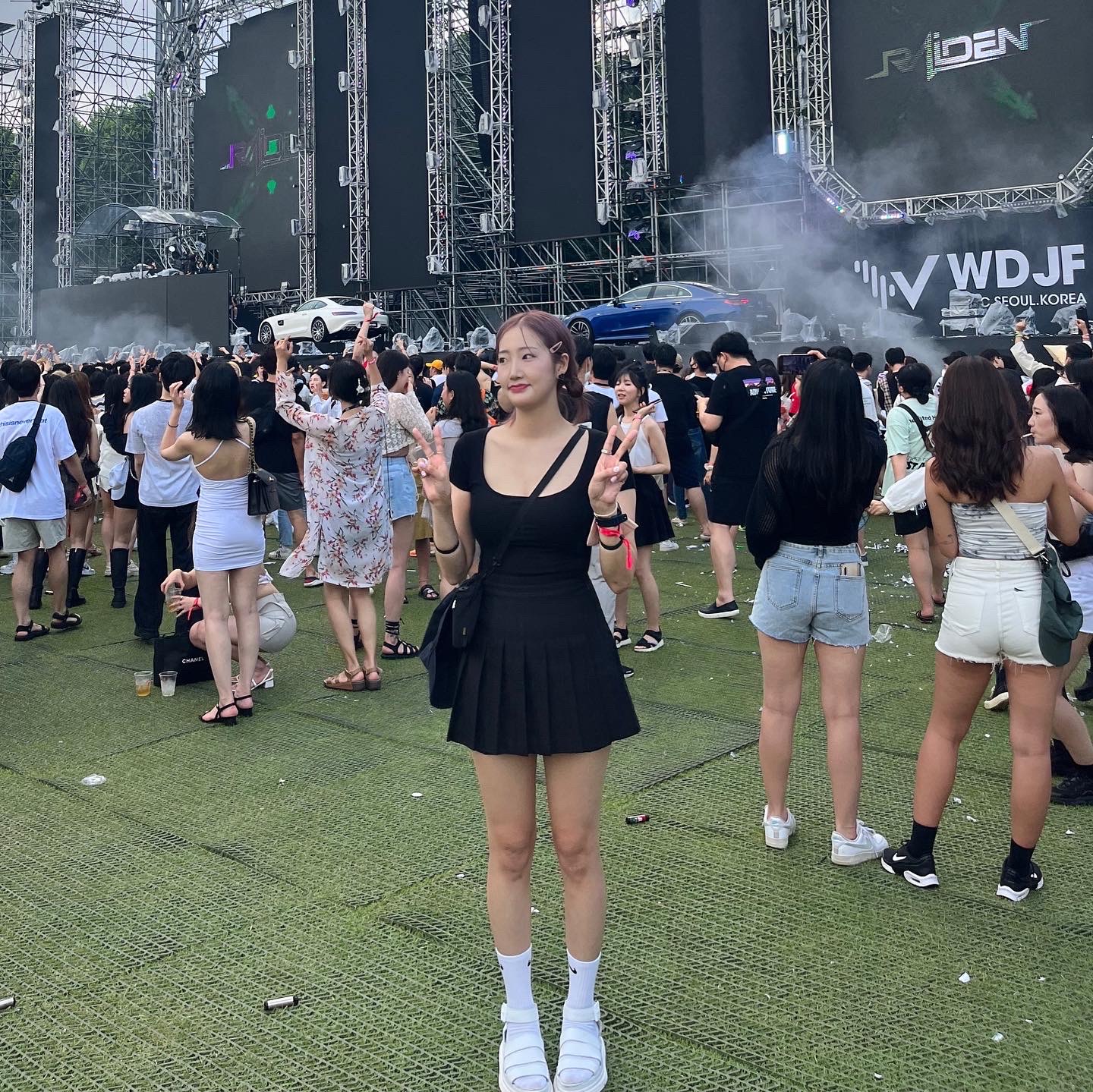 (W) Dr. Martens Clarissa II Leather Strap Sandal Black, Nike Everyday Cushioned Training Crew Socks White (3 Pack/Korean Ver.) 착용 스타일 - 1