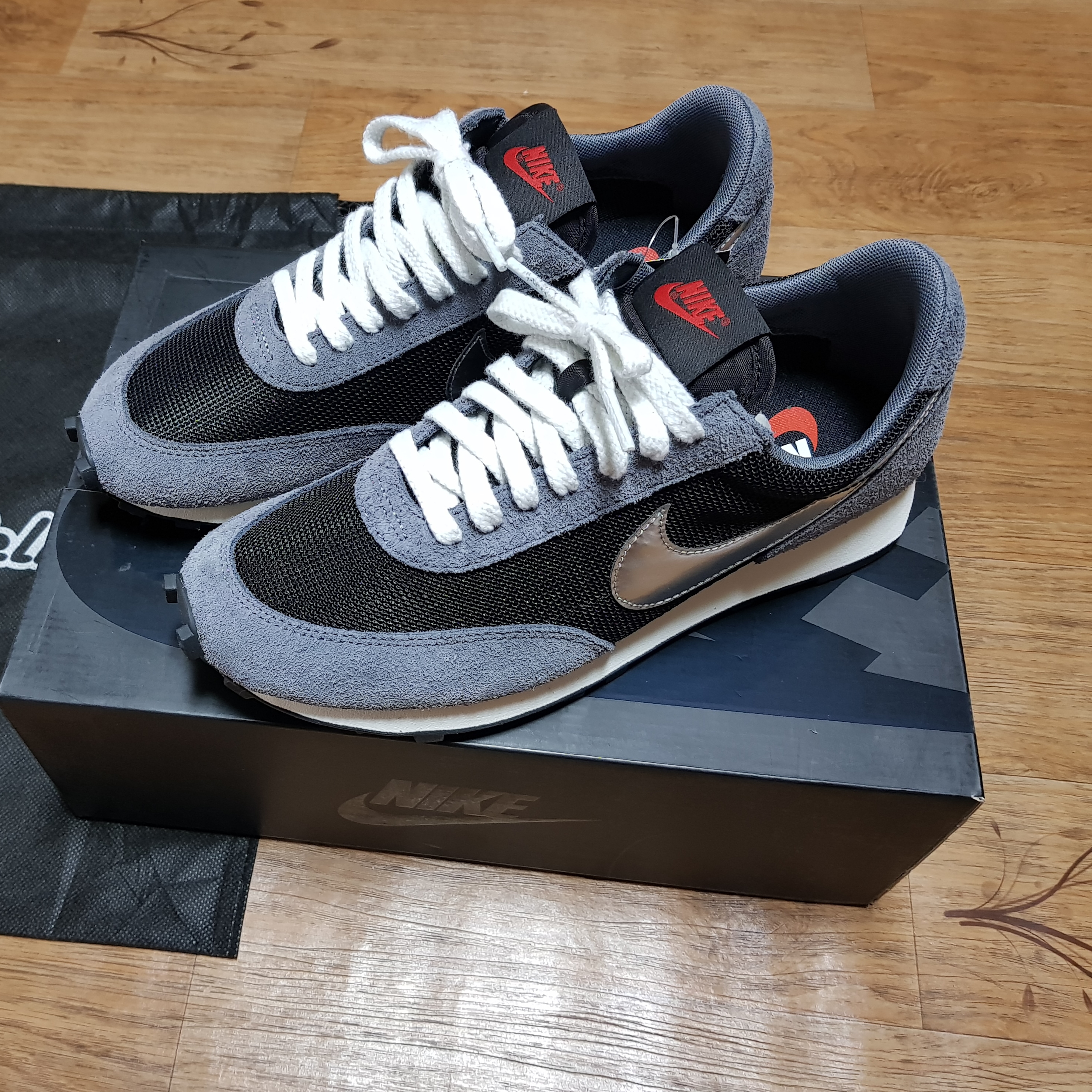 Nike Daybreak SP Black Metallic Silver 착용 스타일