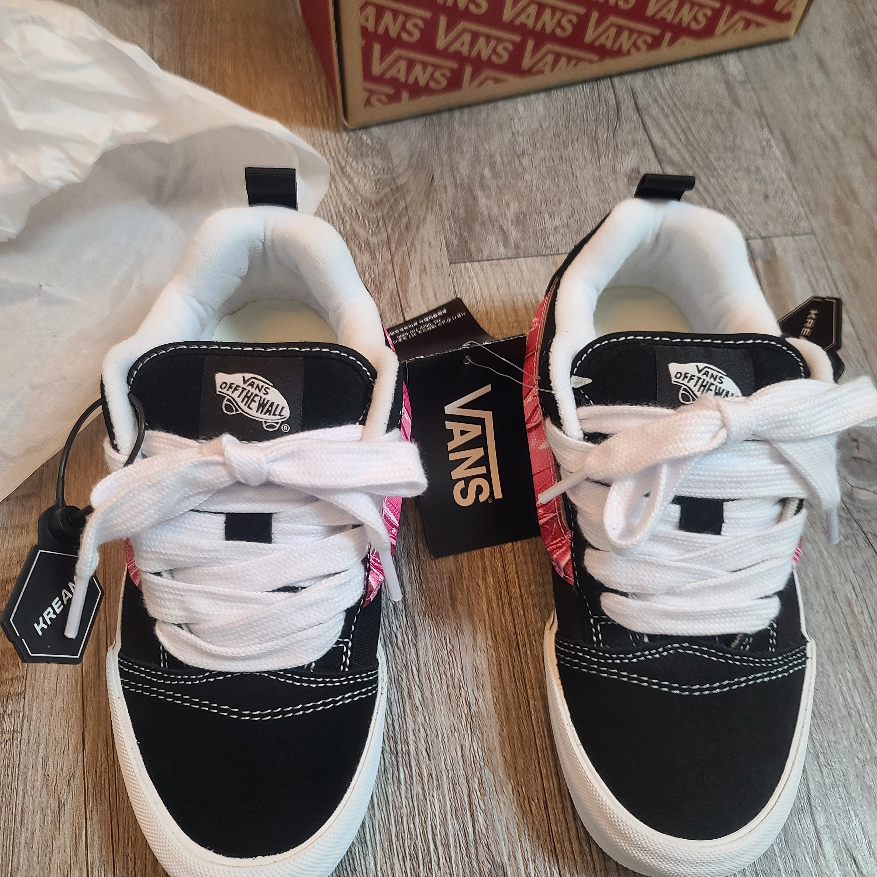 Vans x Peaches. Knu-Skool Black Pink 착용 스타일 - 3