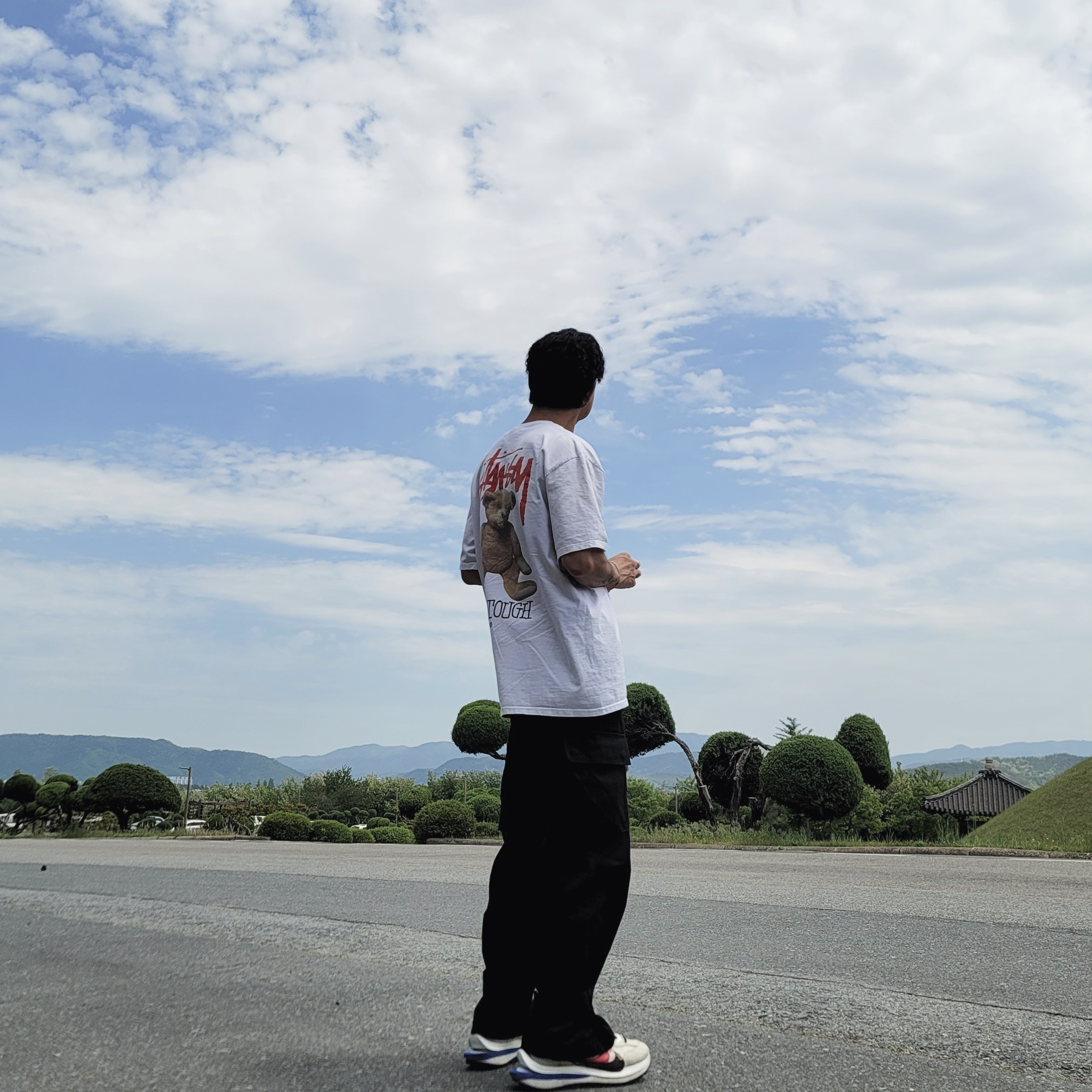 Stussy Built Tough T-Shirt White, Nike x Sacai VaporWaffle Royal Fuchsia 착용 스타일