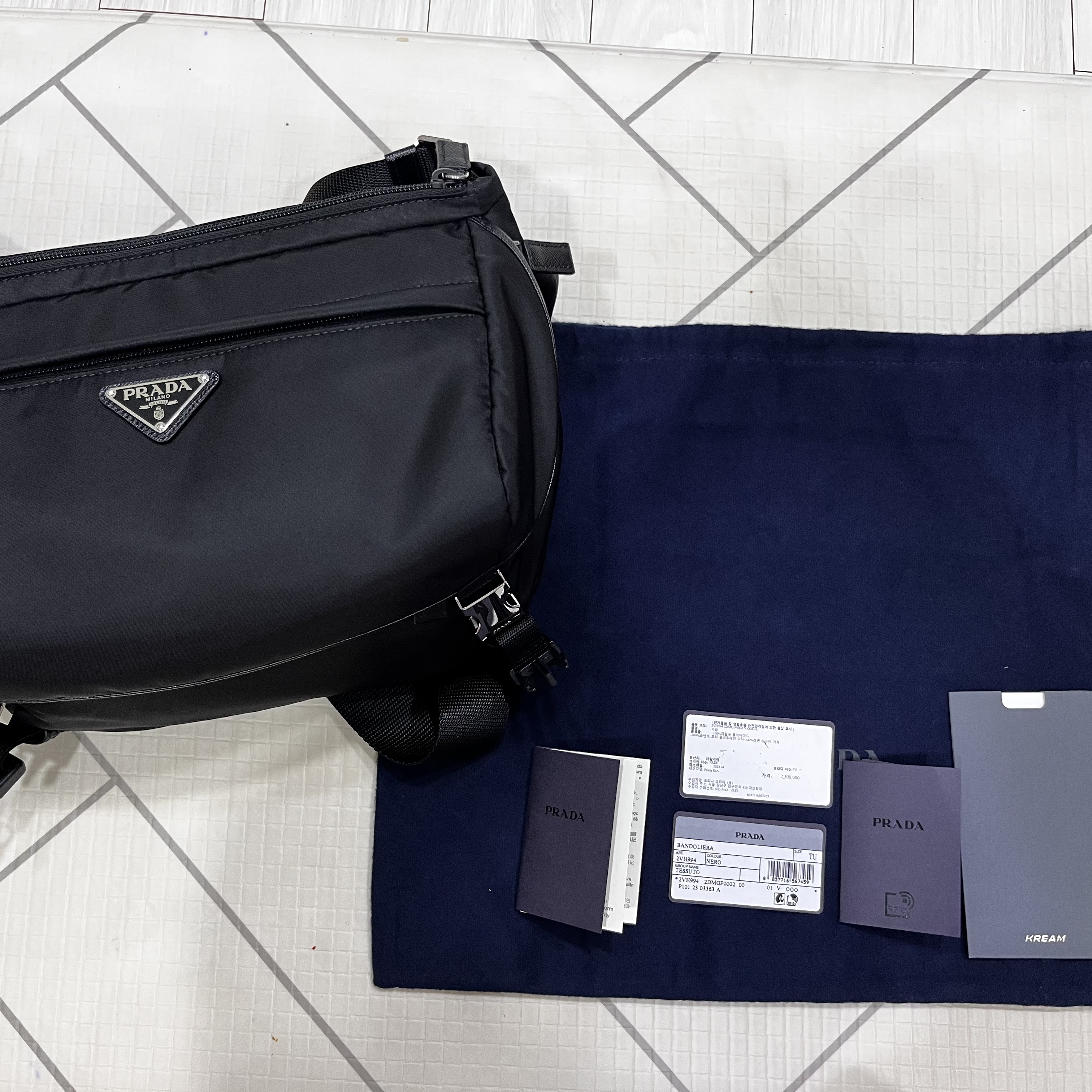 Prada Re-Nylon and Saffiano Leather Shoulder Bag Black 착용 스타일