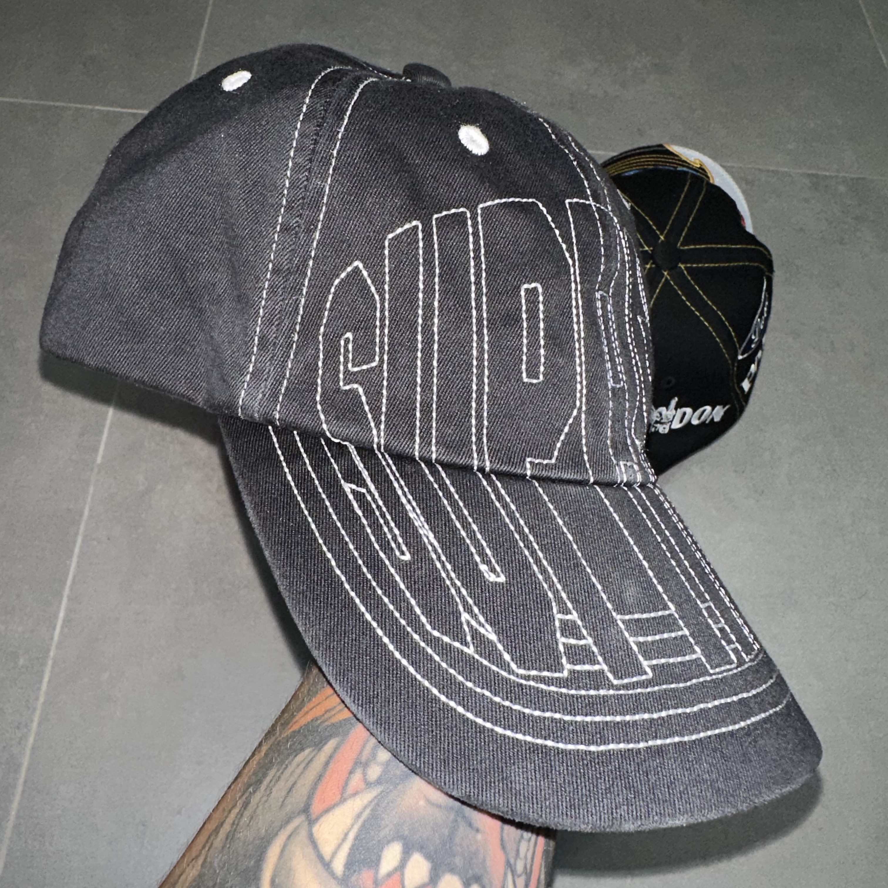 Supreme Visor Stitch 6-Panel Black - 23SS 착용 스타일 - 3