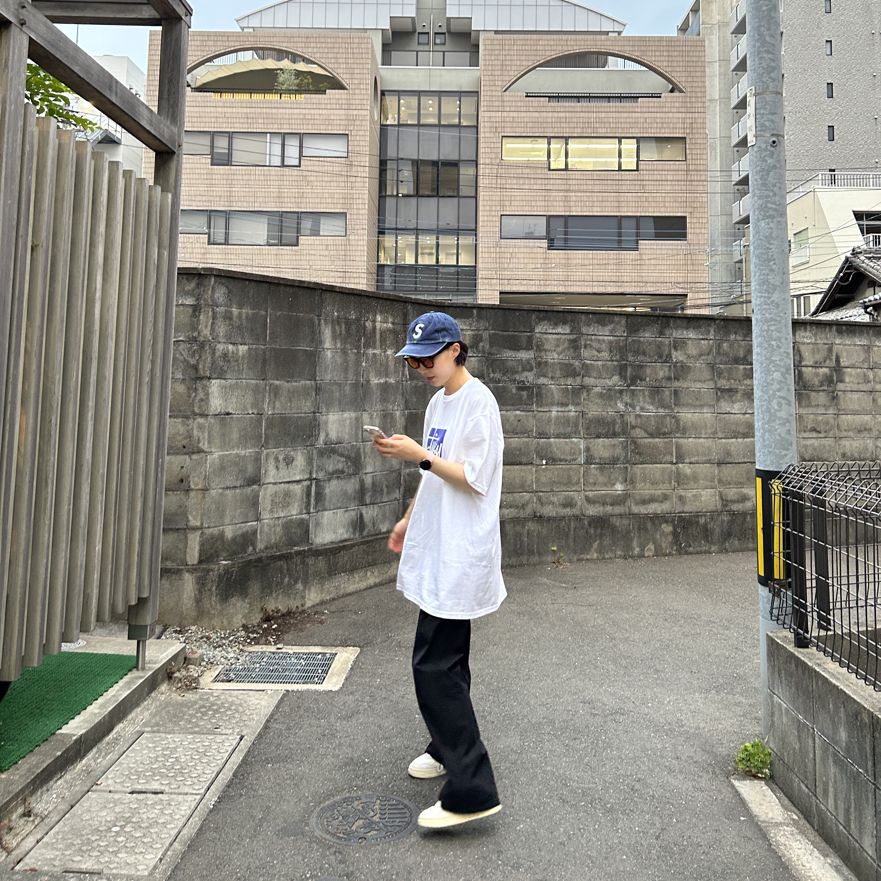 Supreme Kevlar Denim S Logo 6-Panel Indigo - 22SS, Stussy Stock Box T-Shirt White 착용 스타일 - 1