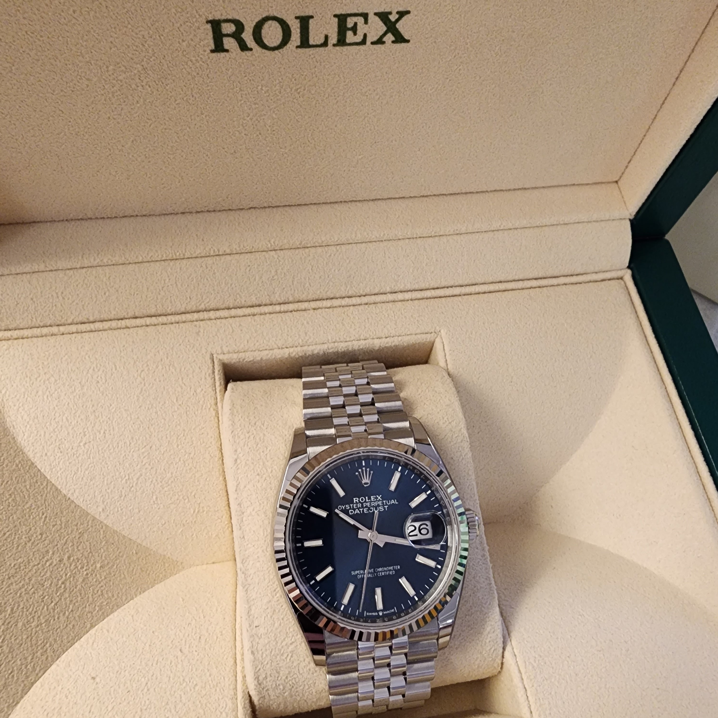 Rolex Datejust 36mm 126234 Bright Blue Jubilee 착용 스타일 - 3