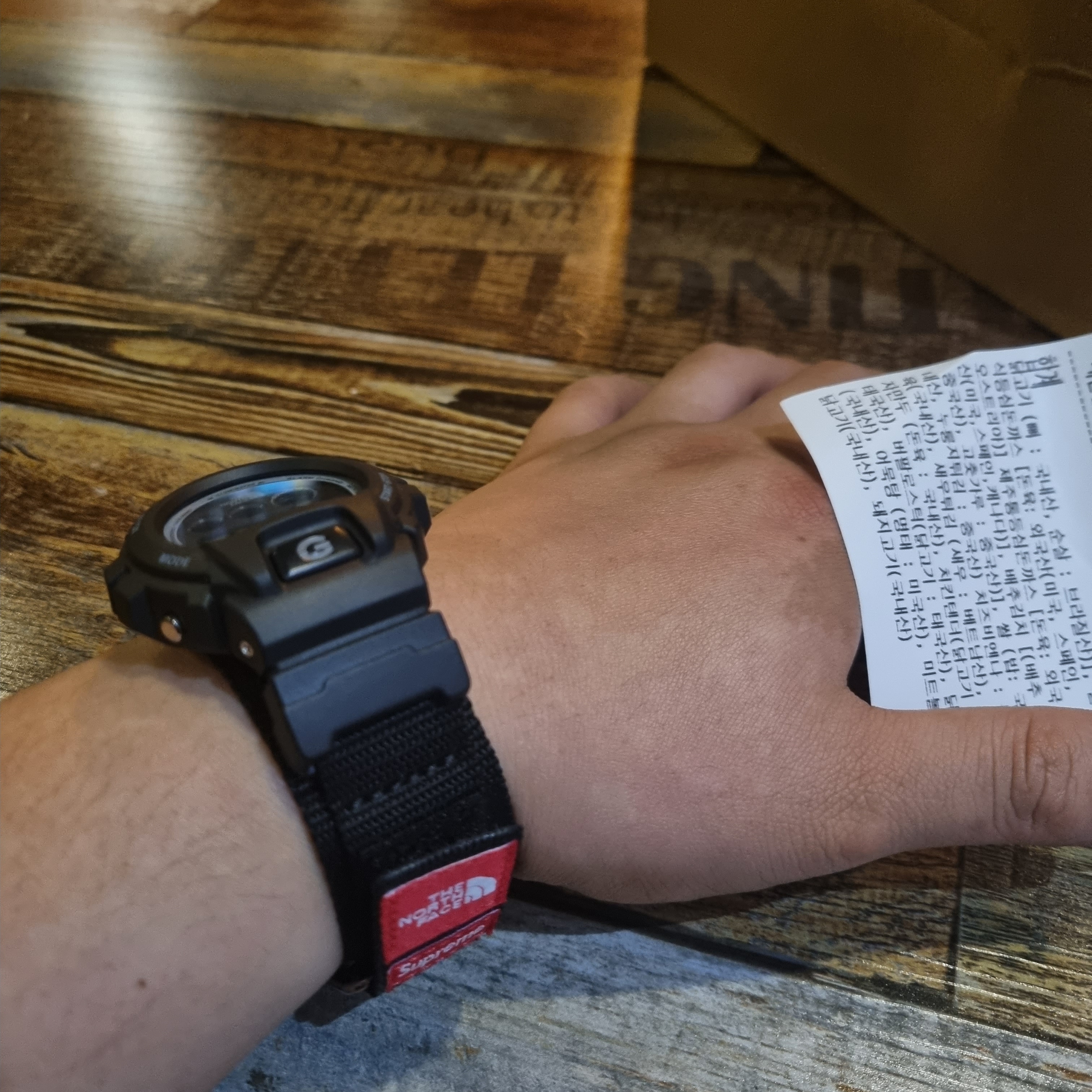 Casio G-Shock x Supreme x The North Face DW-6900 Black 착용 스타일