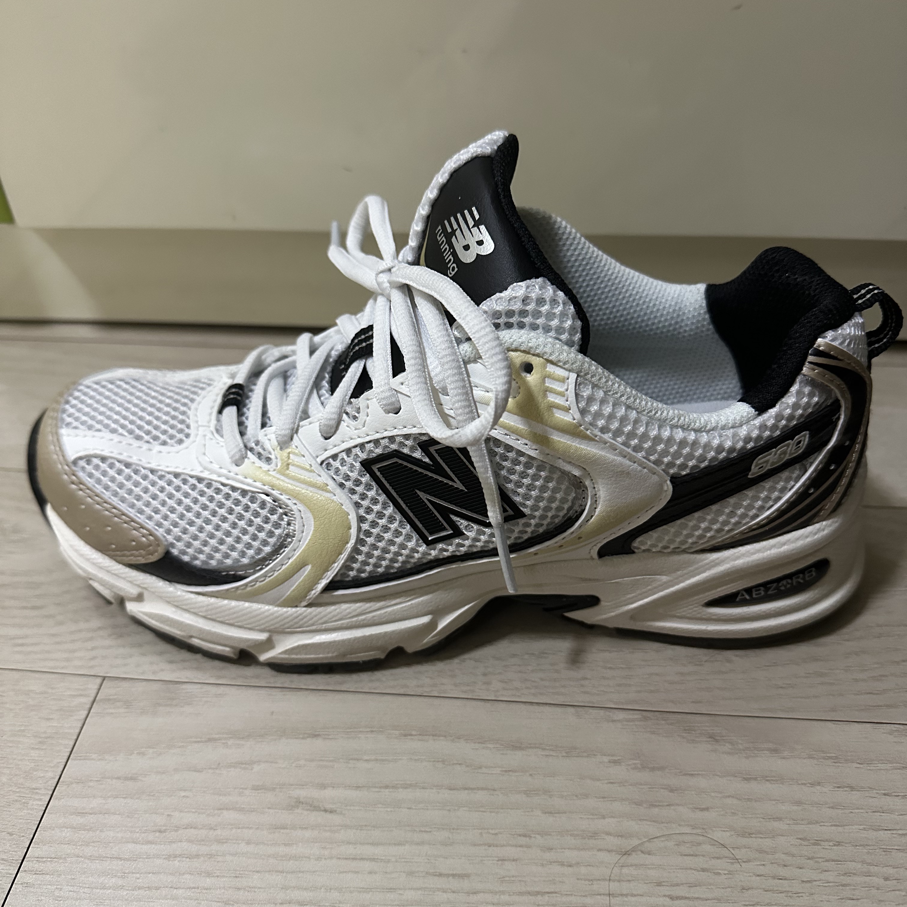 New Balance 530 White Gold 착용 스타일